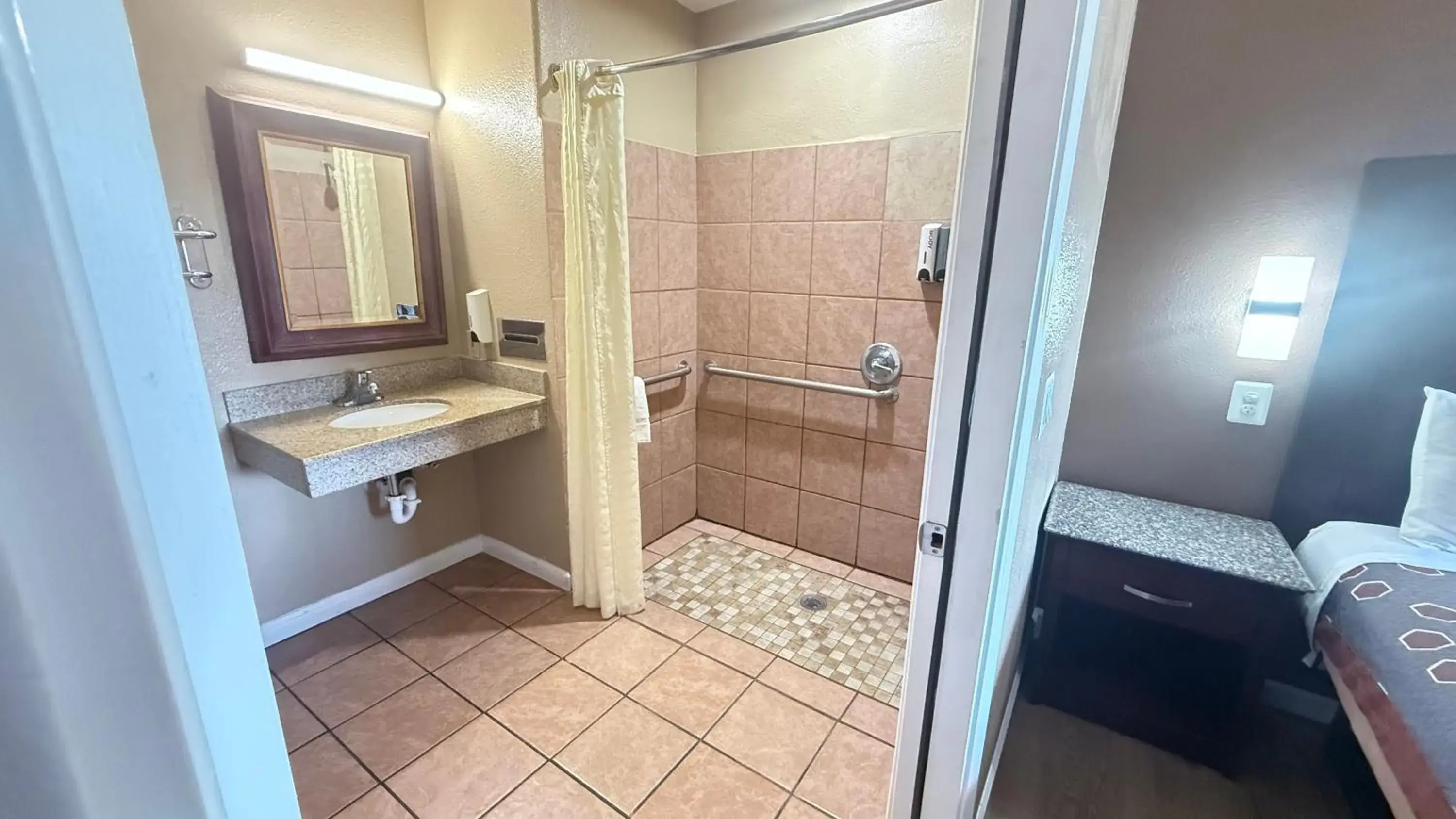 Shower, Bed in Valley Inn Shower, Bed in Valley Inn