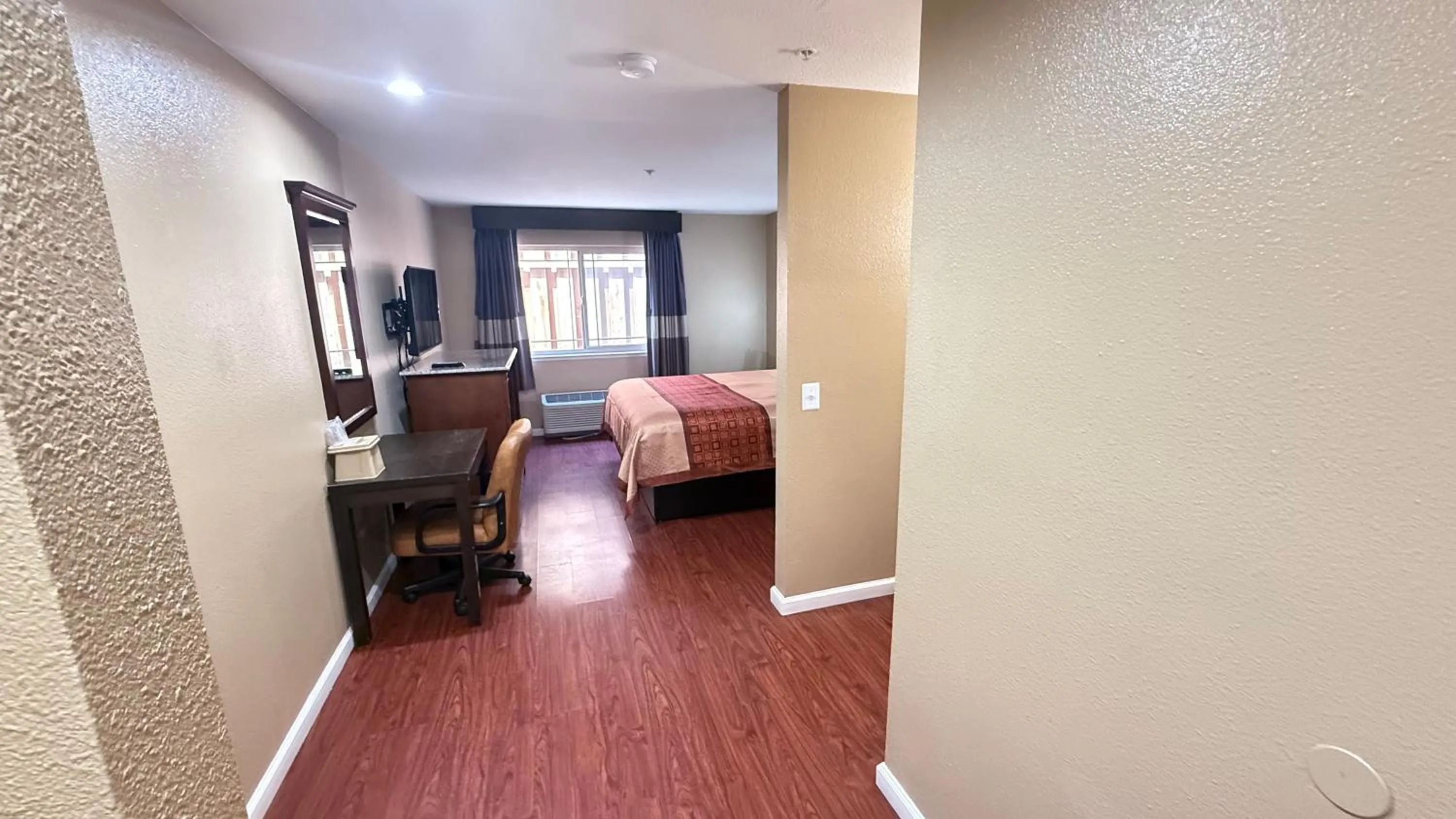 Bedroom, Bed in Valley Inn