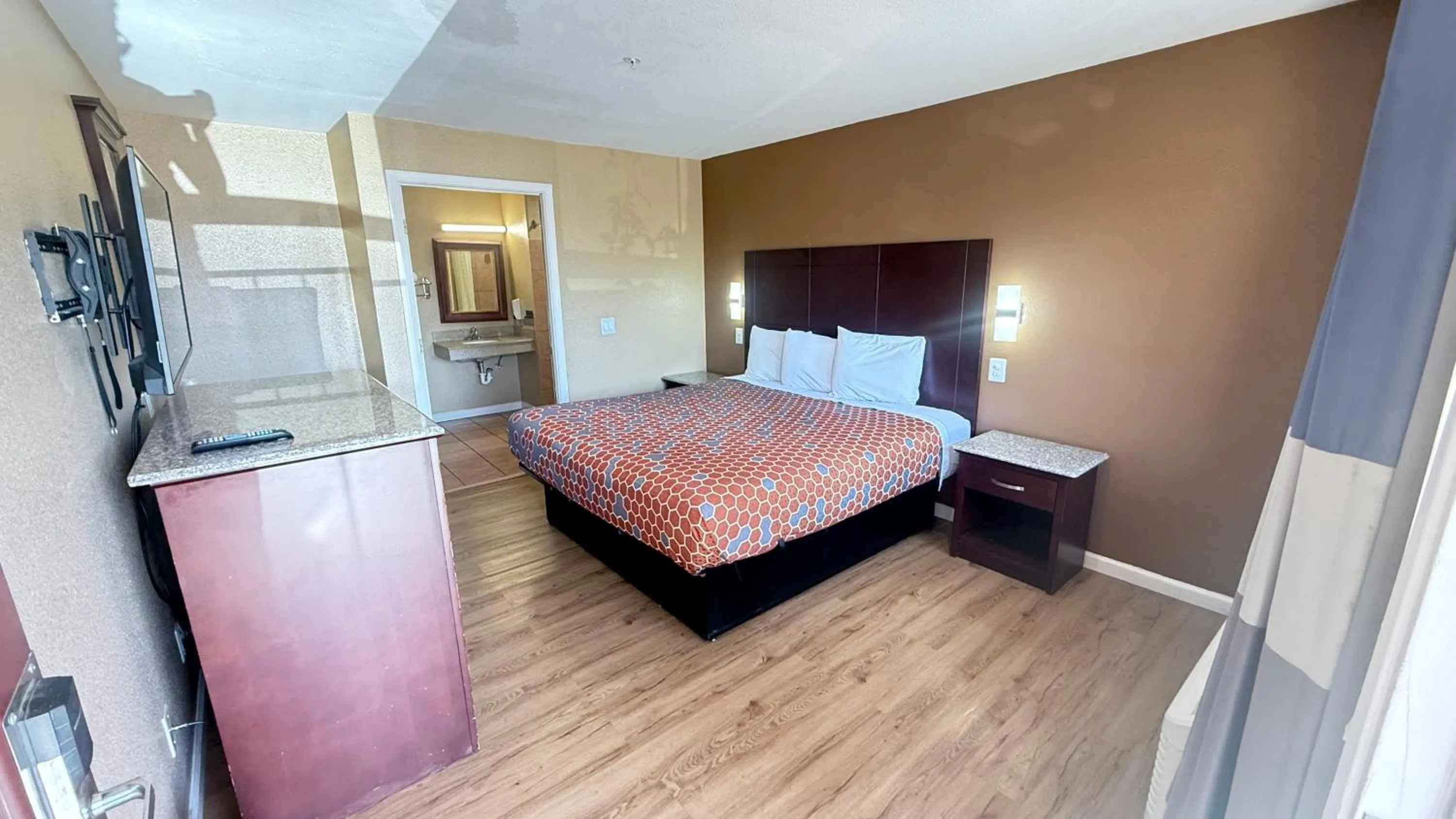 Photo of the whole room, Bed in Valley Inn