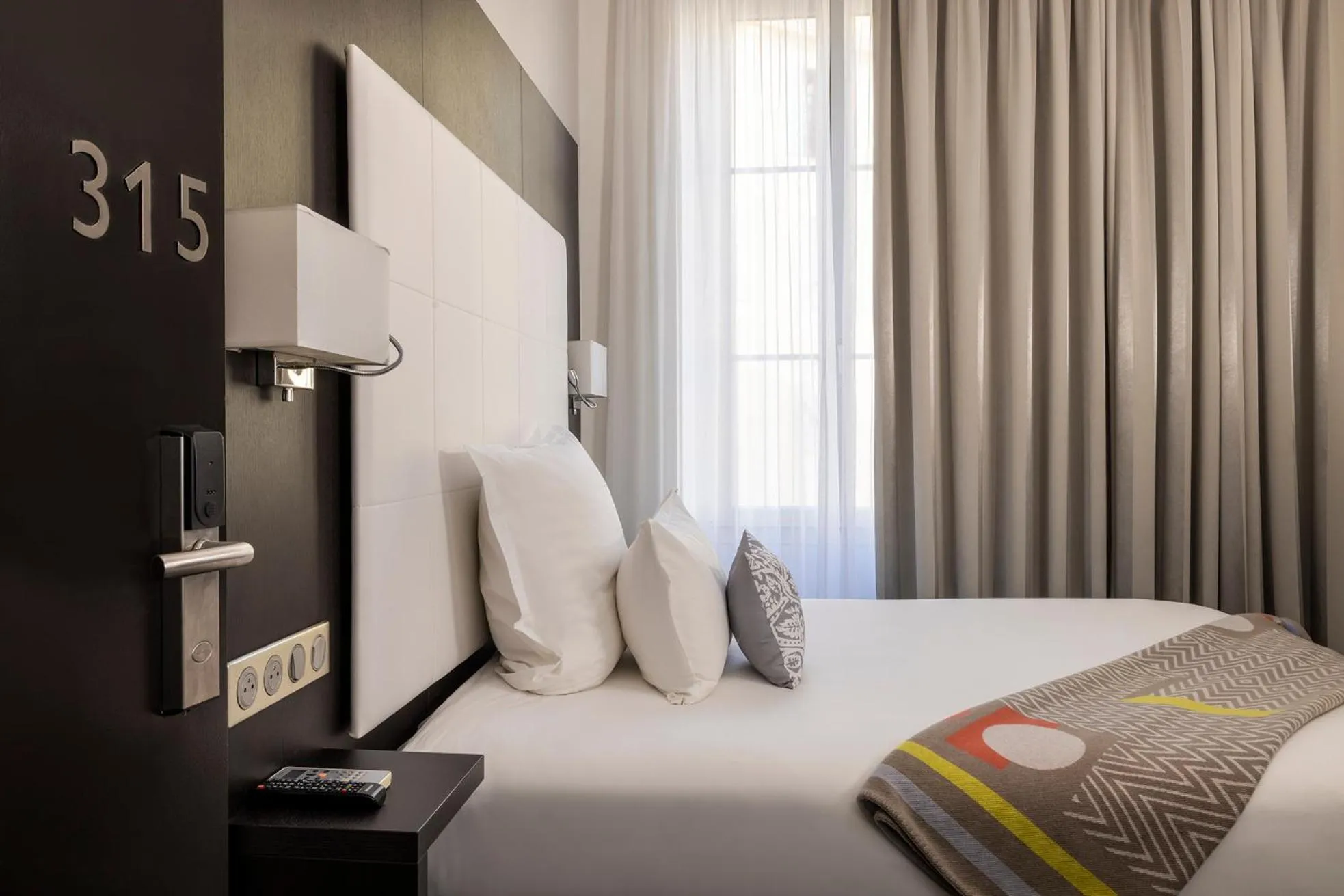 Bed in Hotel 66 Nice