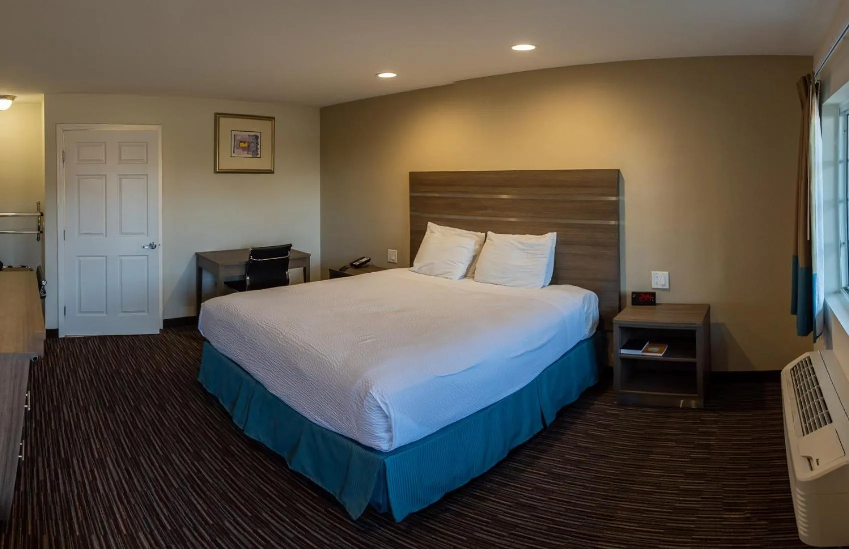 Bed in Rodeway Inn Near University-Gateway to Yosemite