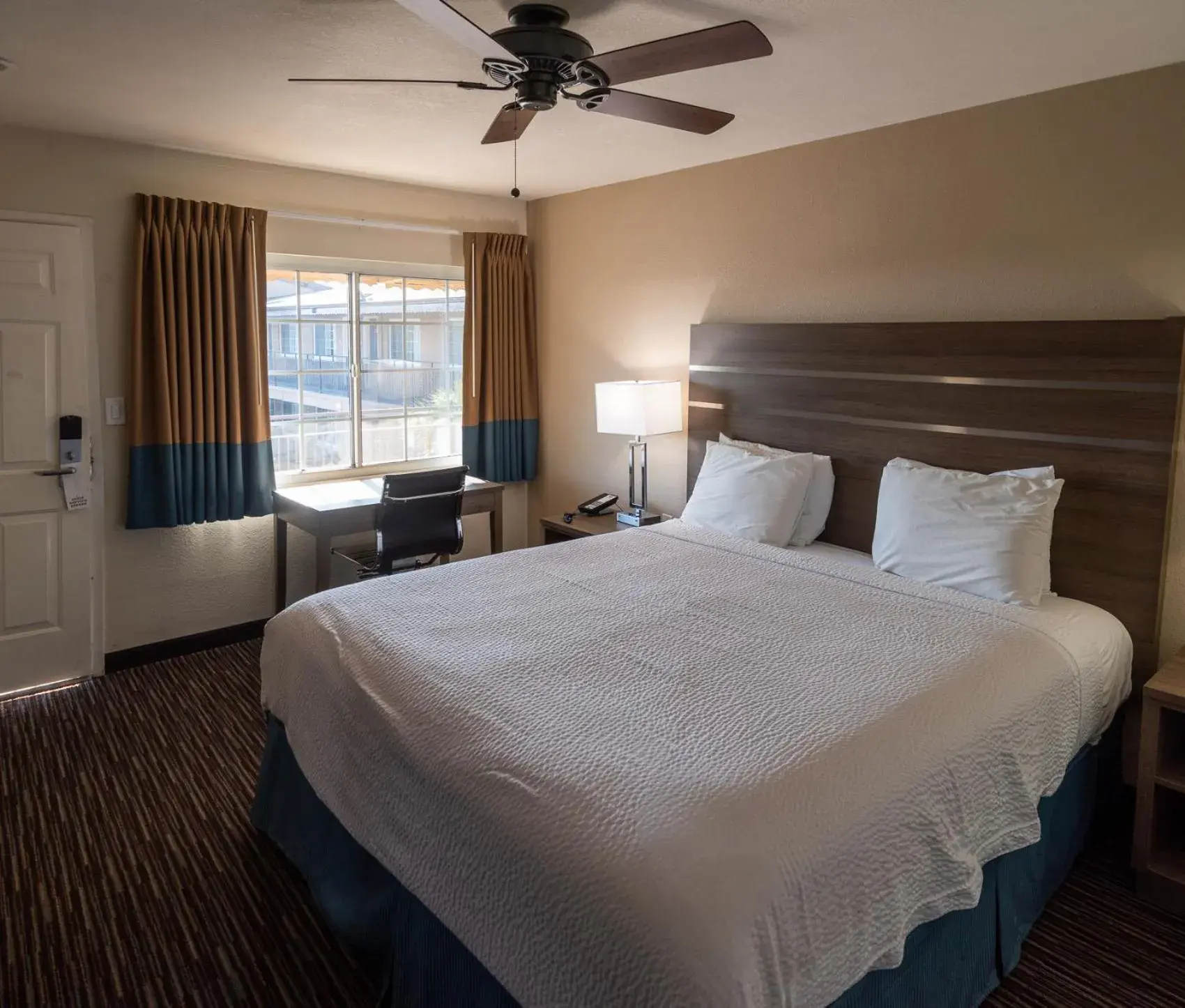 King Room - Smoking in Rodeway Inn Near University-Gateway to Yosemite King Room - Smoking in Rodeway Inn Near University-Gateway to Yosemite