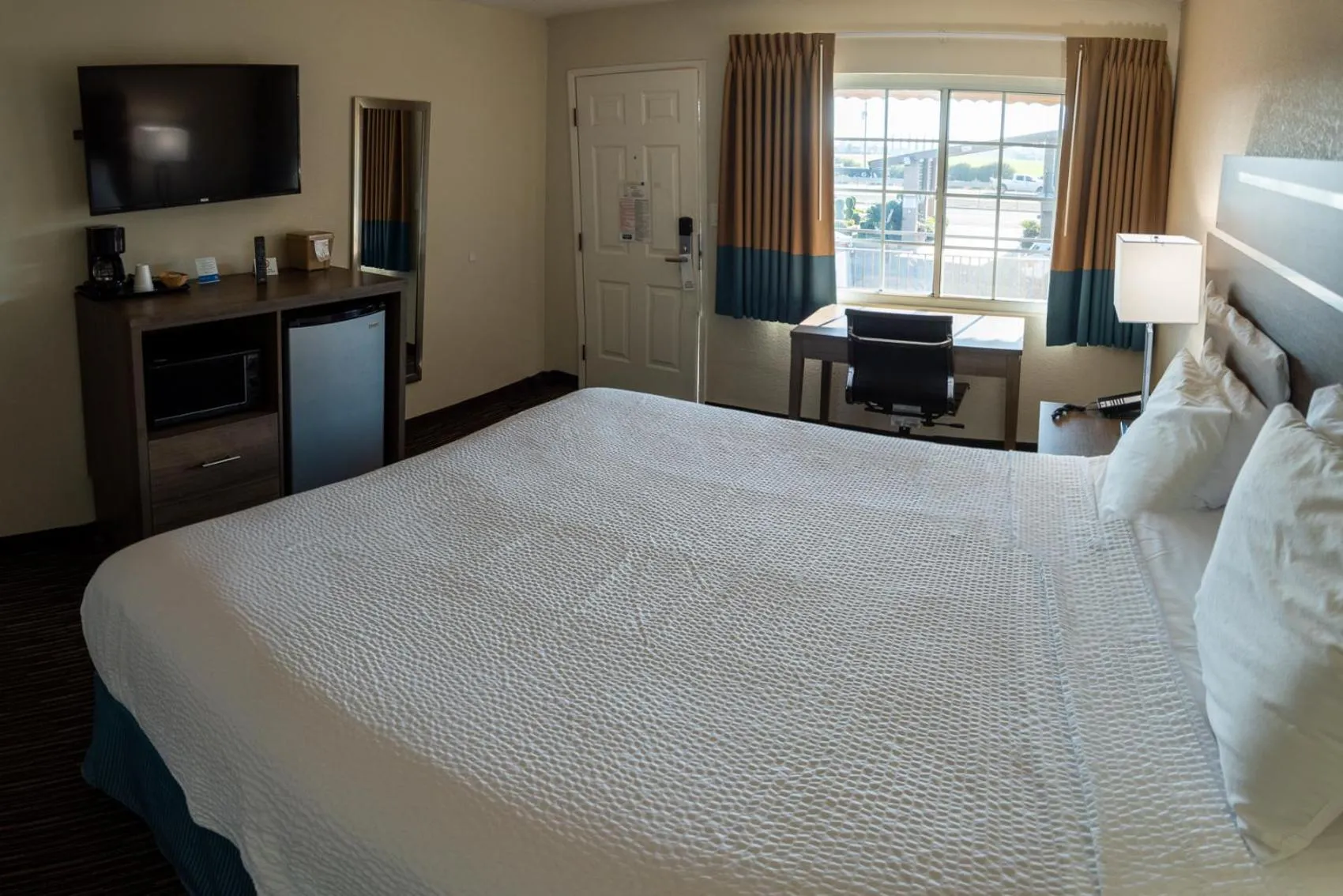 Bed in Rodeway Inn Near University-Gateway to Yosemite