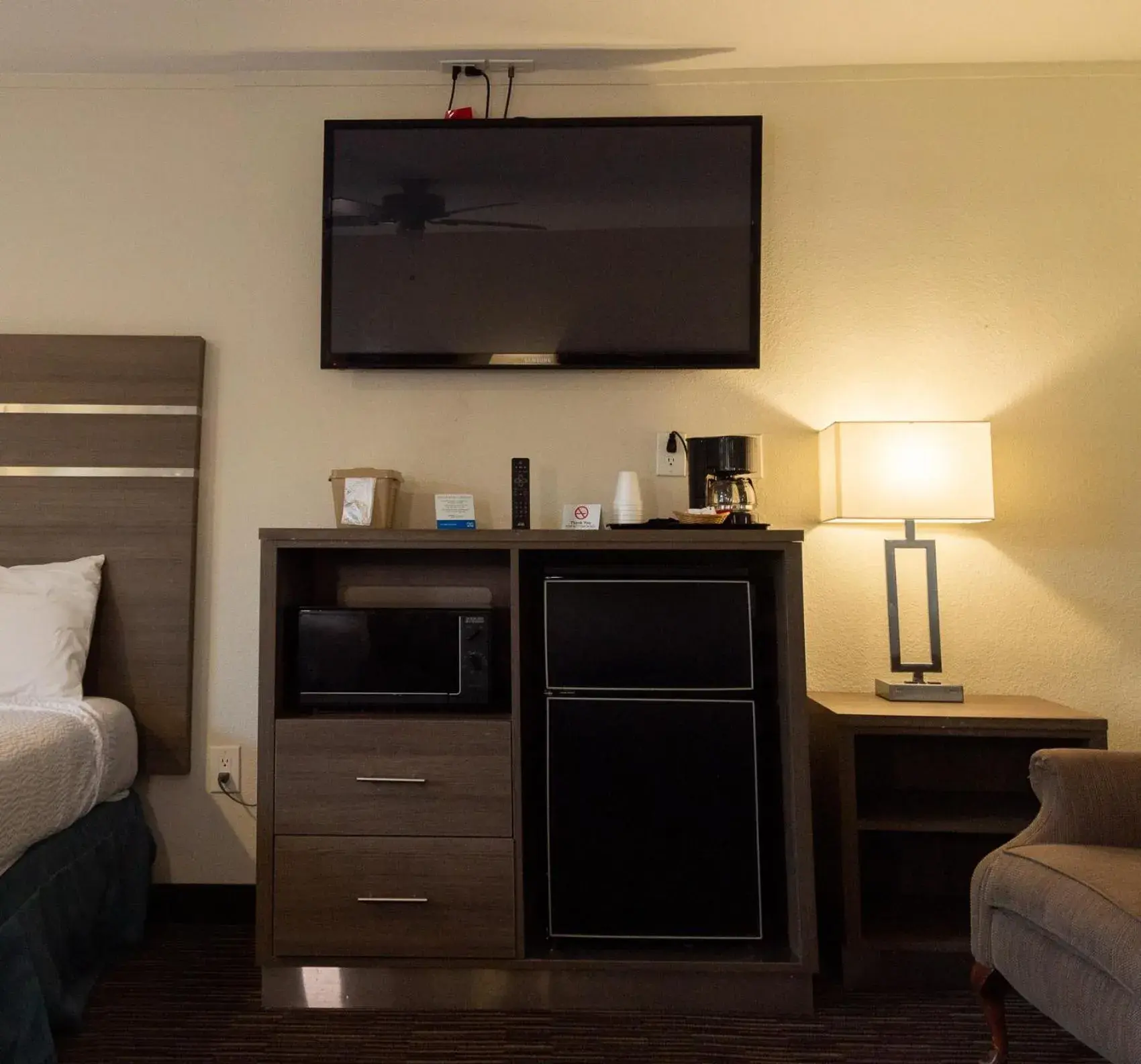 TV and multimedia, Bed in Rodeway Inn Near University-Gateway to Yosemite TV and multimedia, Bed in Rodeway Inn Near University-Gateway to Yosemite