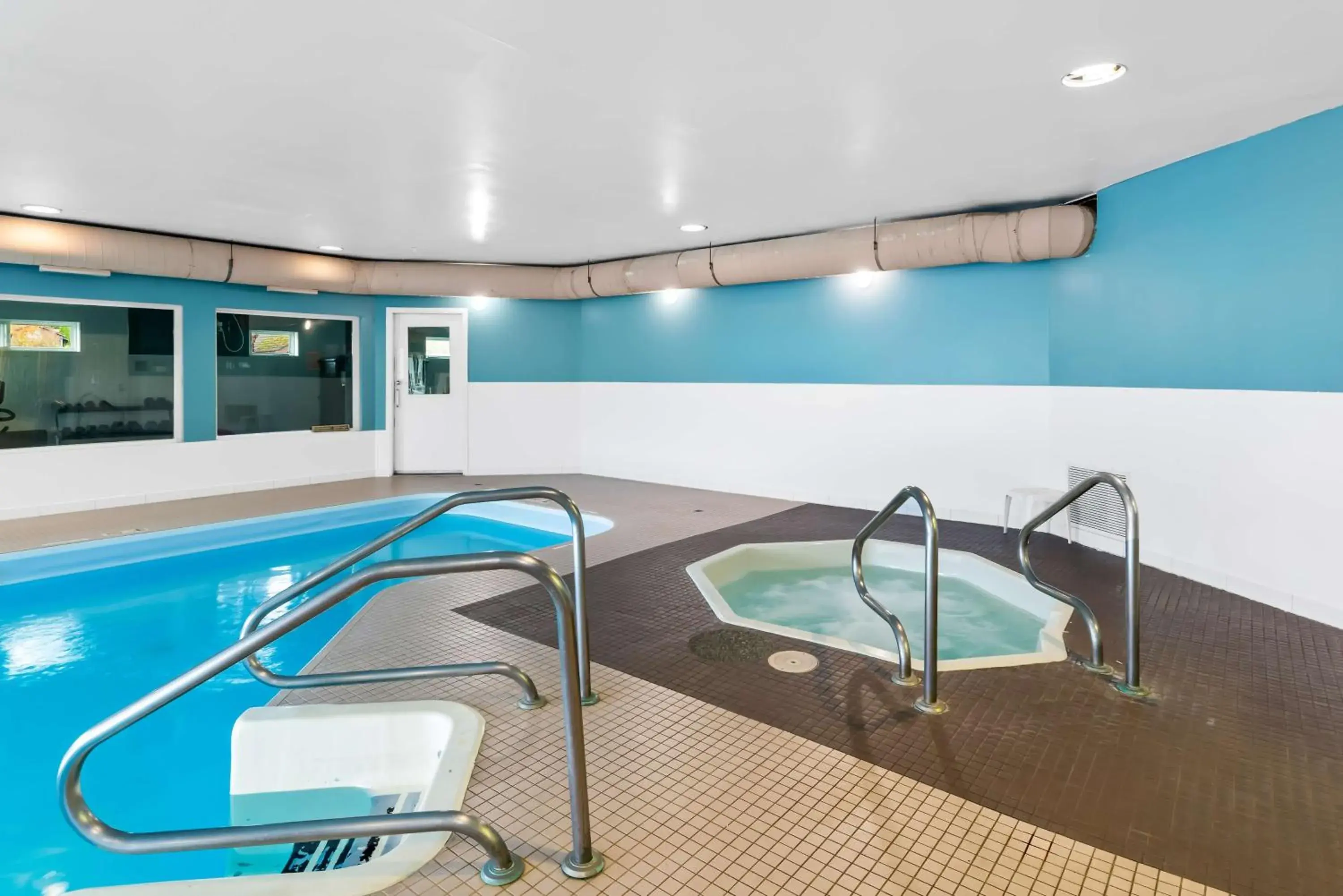 Pool view in Travelodge by Wyndham Parksville Pool view in Travelodge by Wyndham Parksville