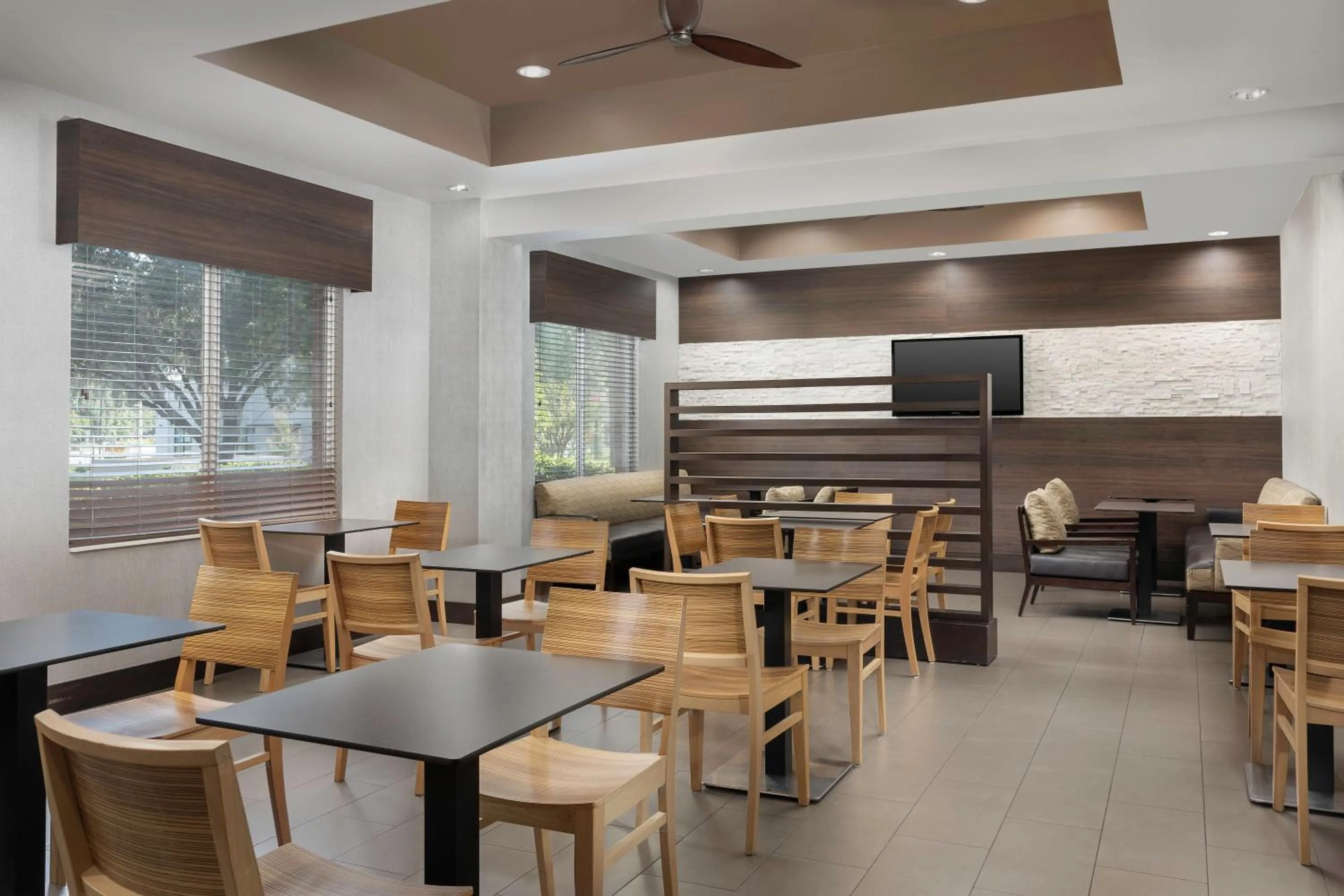 Restaurant/places to eat in Country Inn & Suites by Radisson, Gainesville, FL