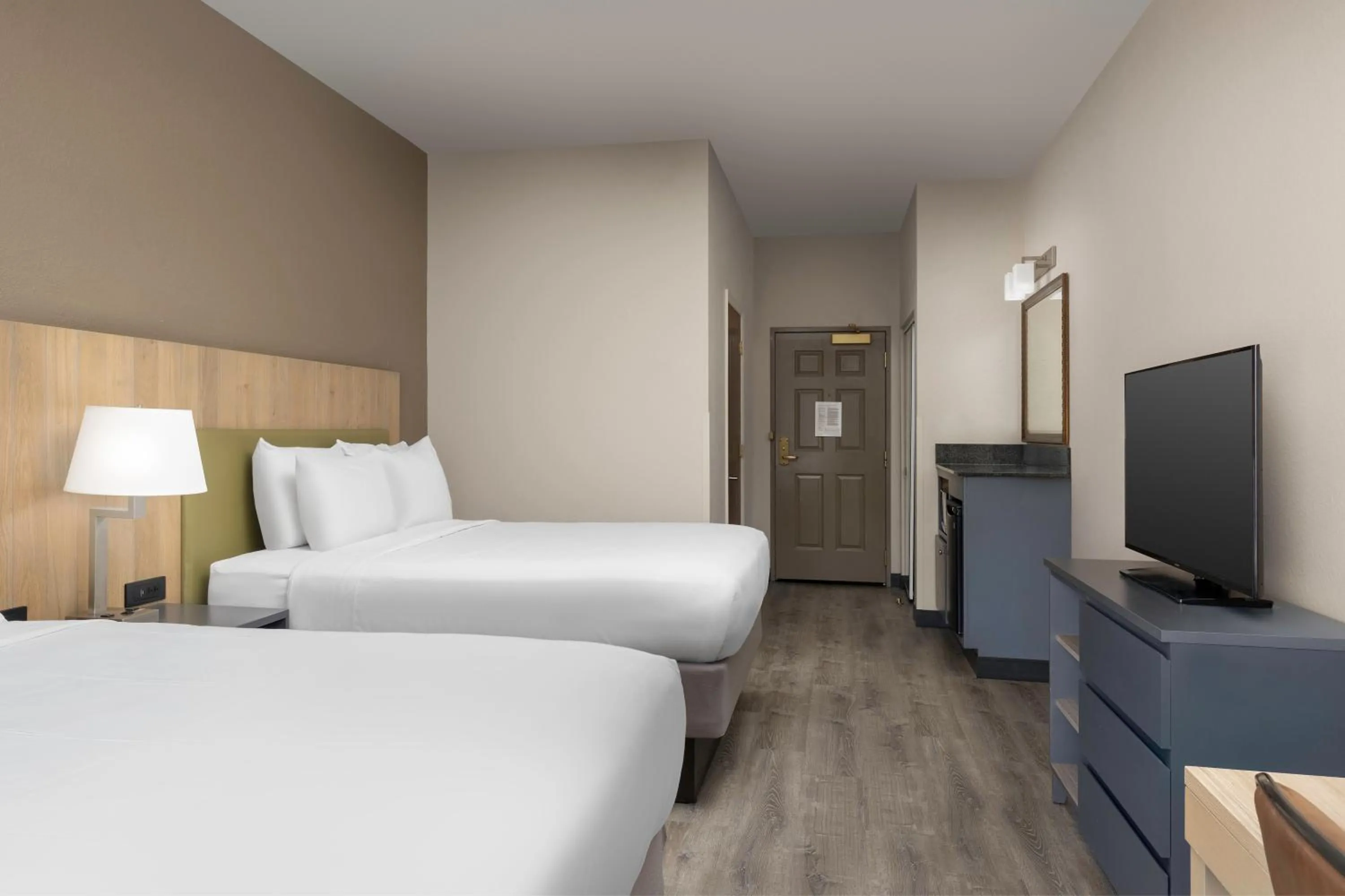 Photo of the whole room, Bed in Country Inn & Suites by Radisson, Gainesville, FL