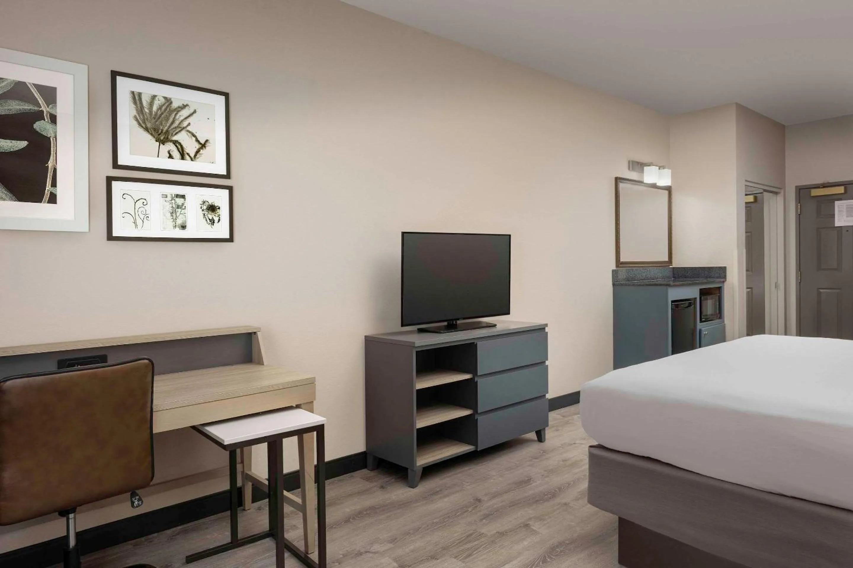 Bedroom, Bed in Country Inn & Suites by Radisson, Gainesville, FL