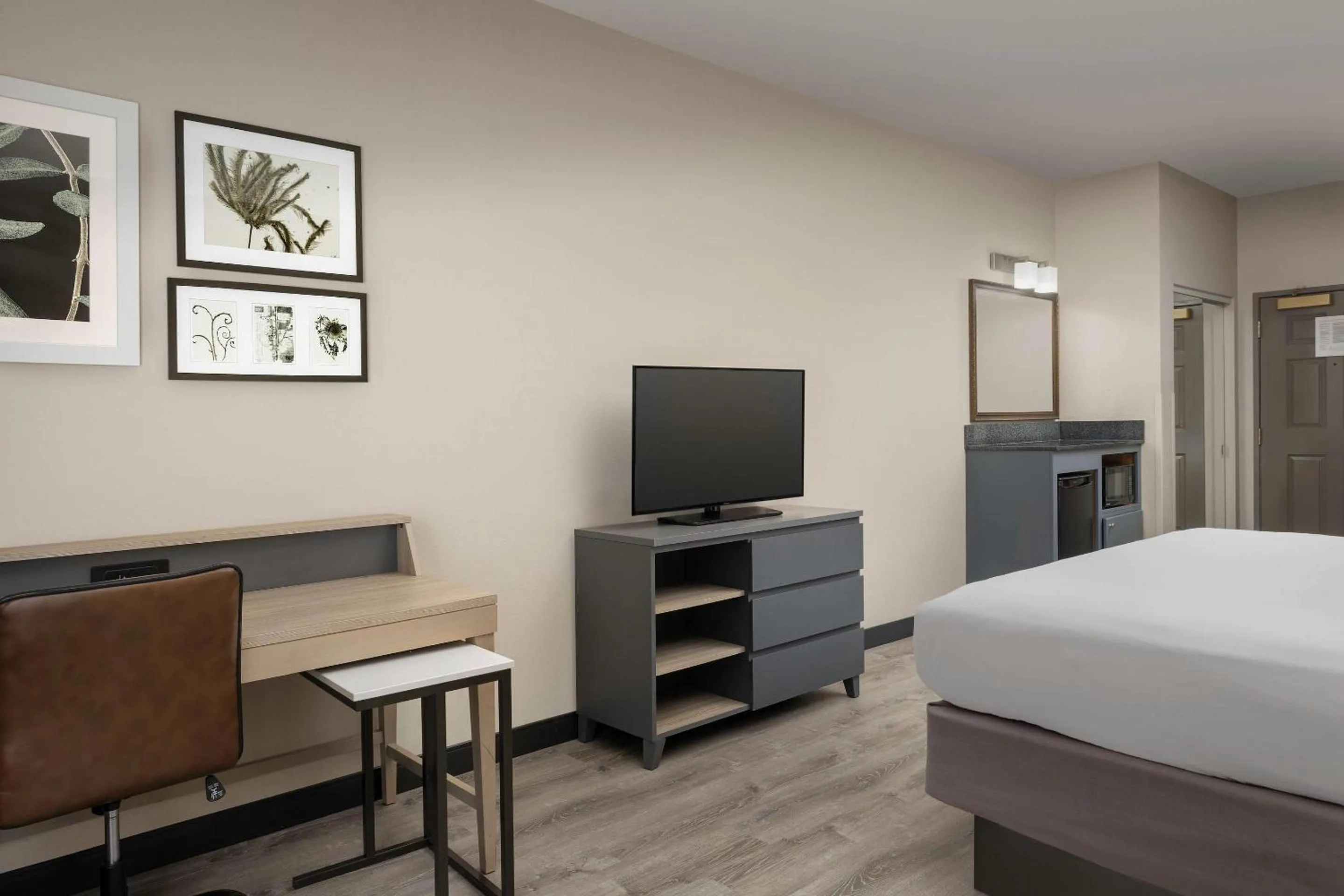 Bedroom, Bed in Country Inn & Suites by Radisson, Gainesville, FL