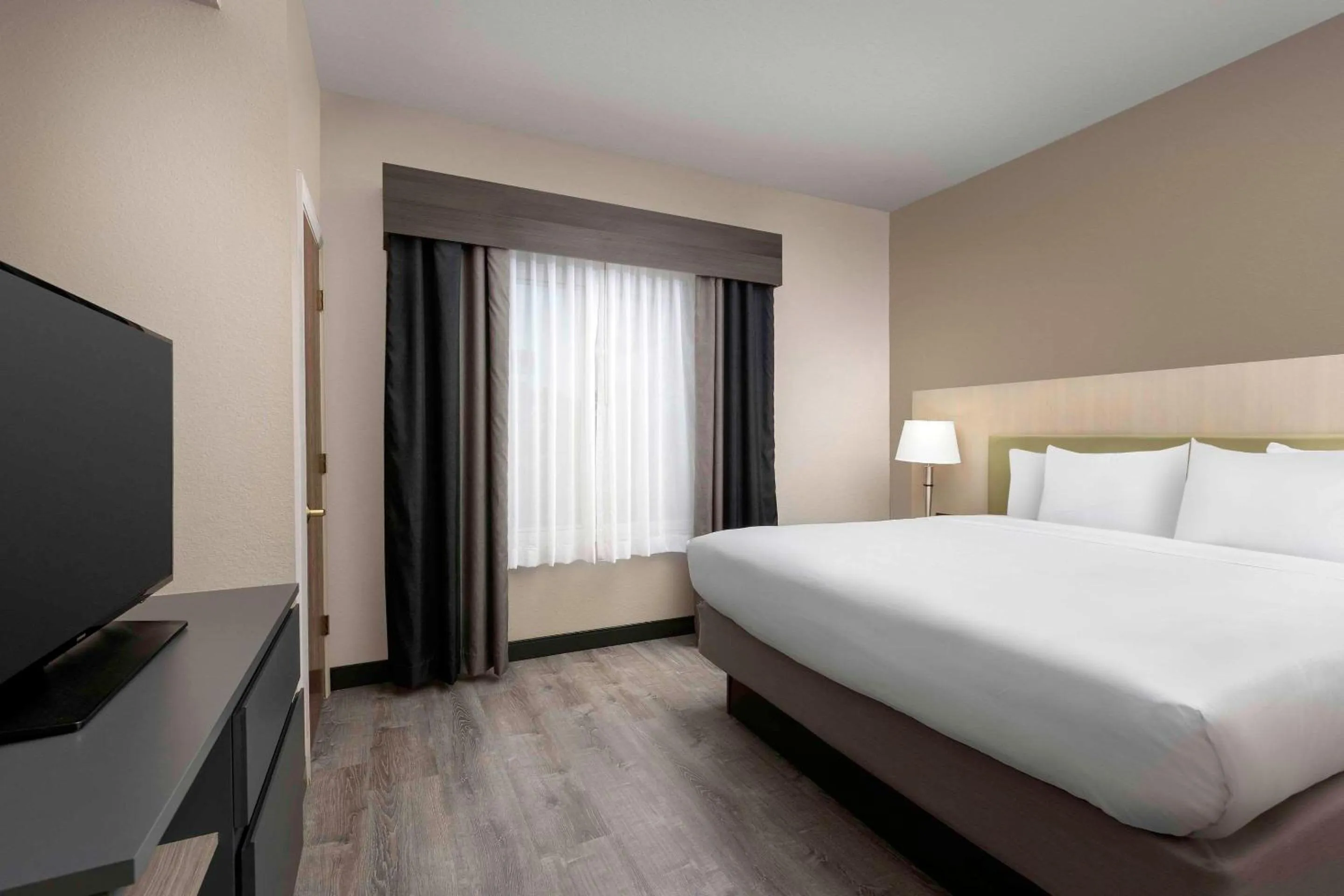 Bedroom, Bed in Country Inn & Suites by Radisson, Gainesville, FL