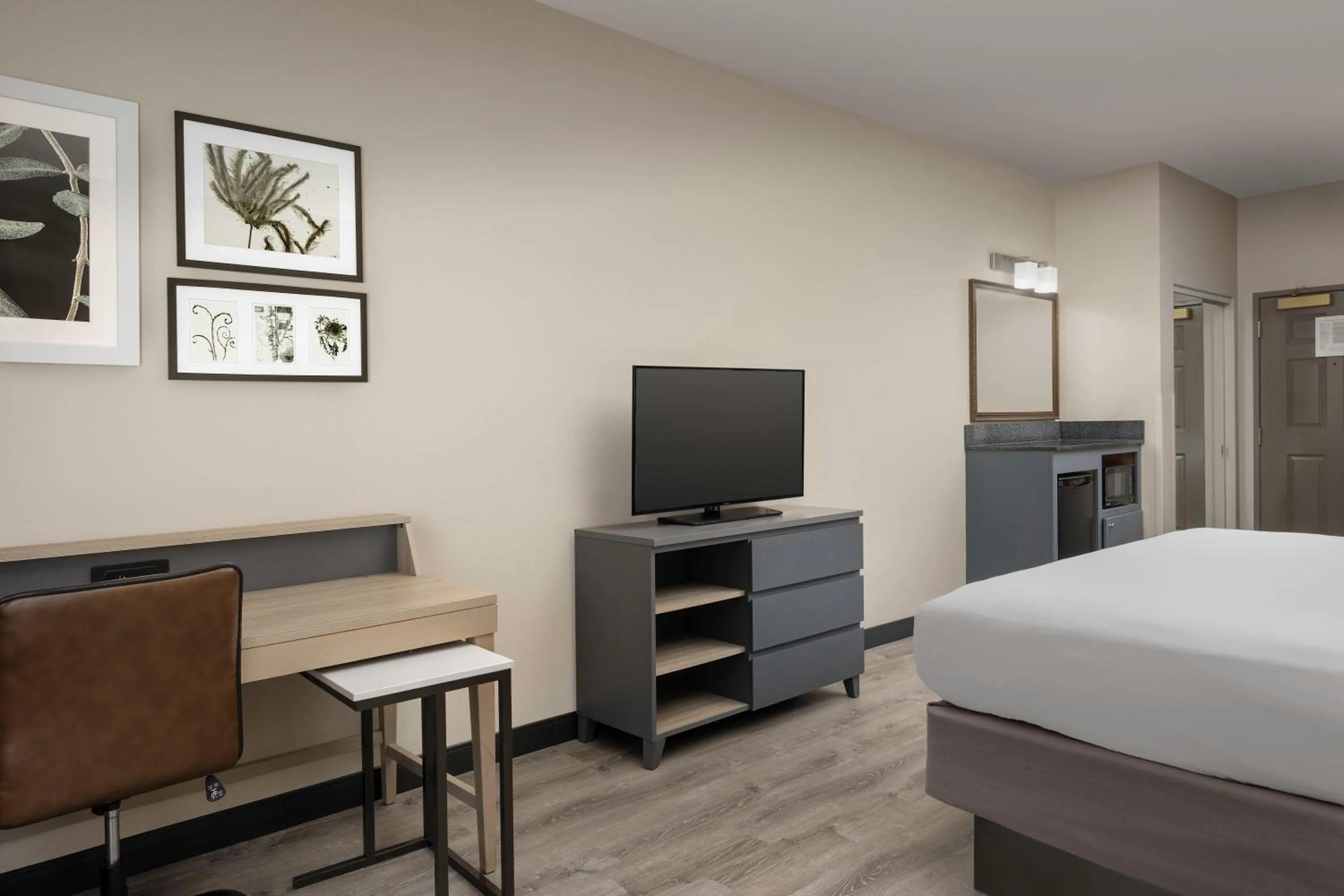 Photo of the whole room, Bed in Country Inn & Suites by Radisson, Gainesville, FL