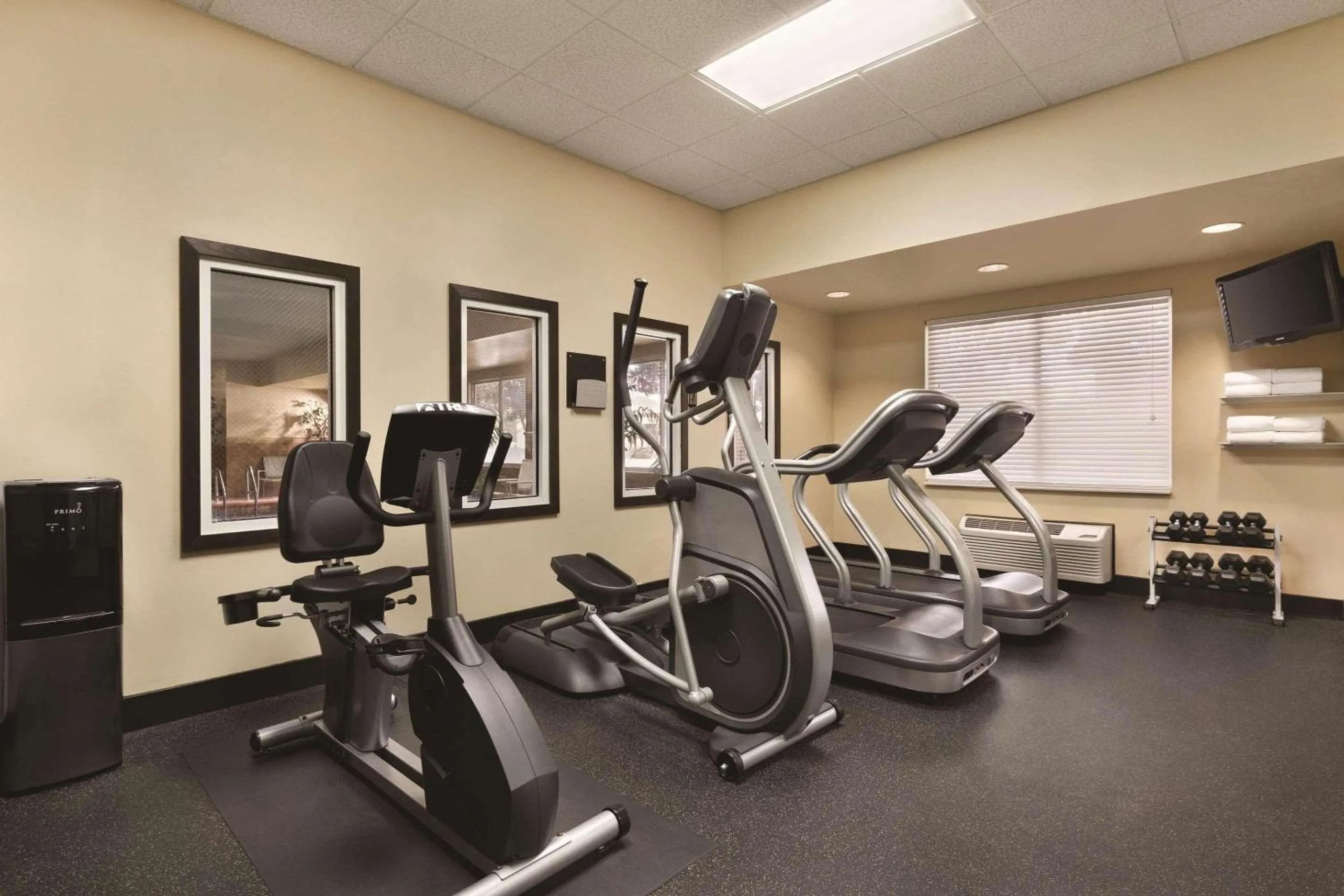 Fitness centre/facilities in Country Inn & Suites by Radisson, Gainesville, FL