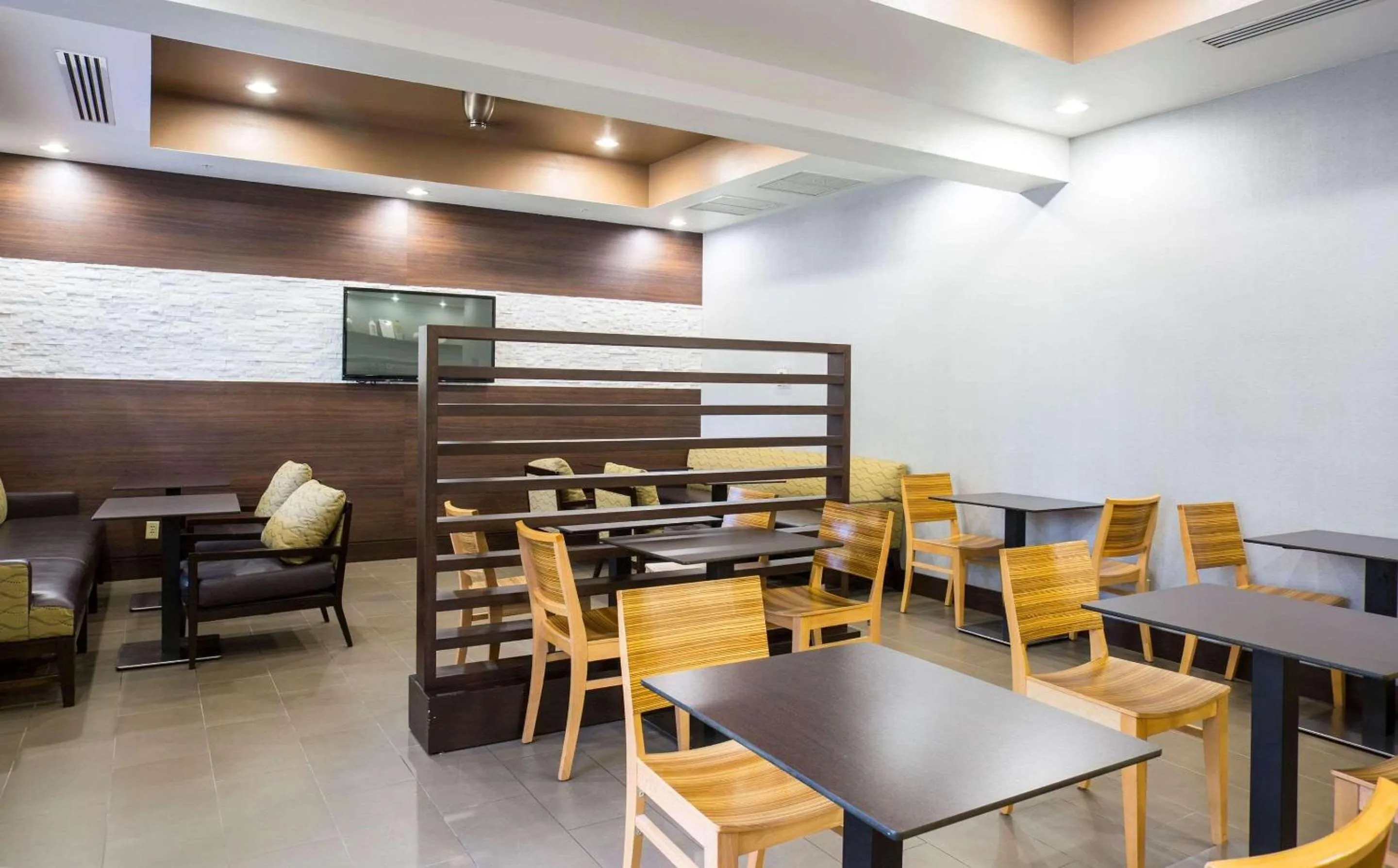 Breakfast in Country Inn & Suites by Radisson, Gainesville, FL