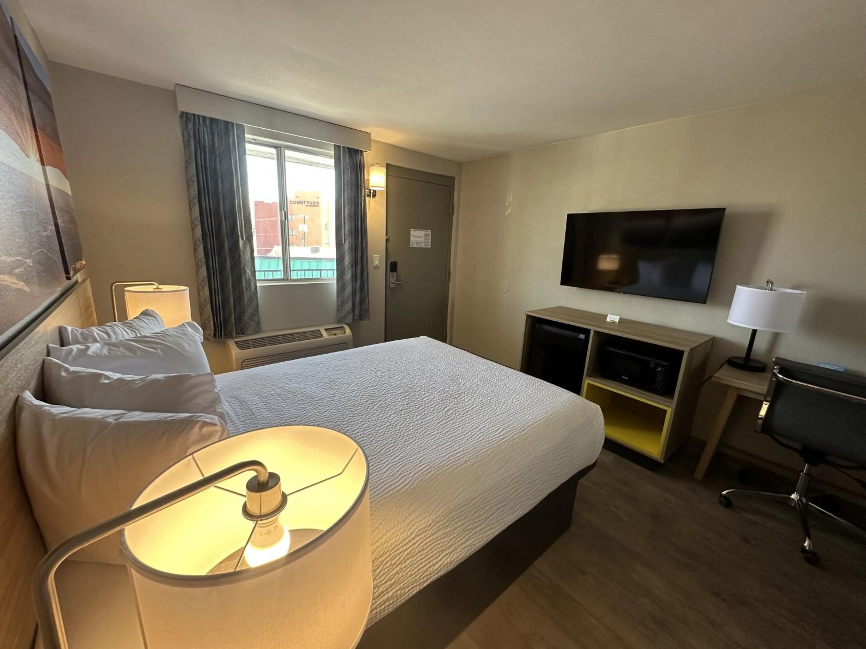 TV and multimedia, Bed in Days Inn by Wyndham Farmington NM