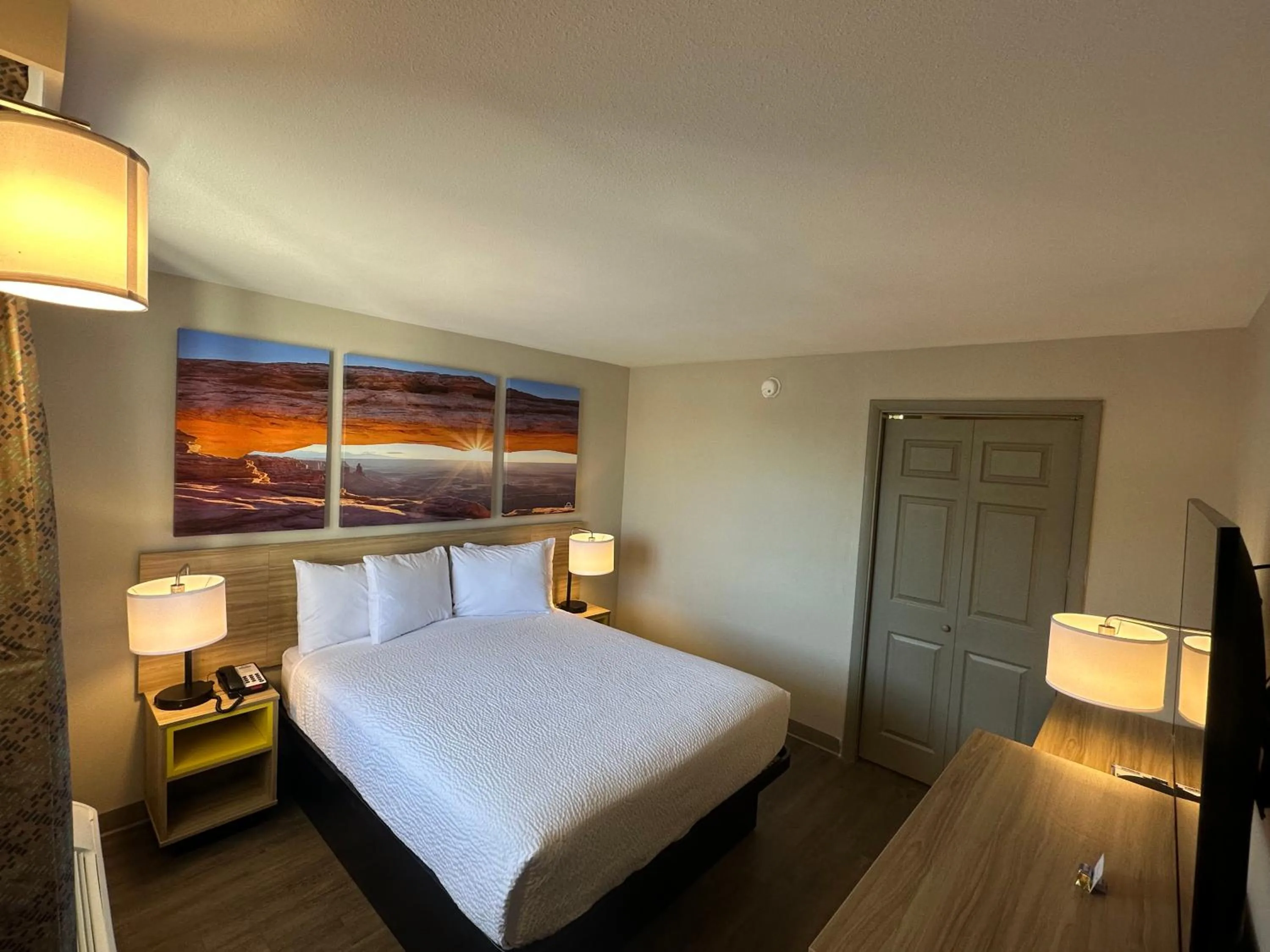 Bed in Days Inn by Wyndham Farmington NM