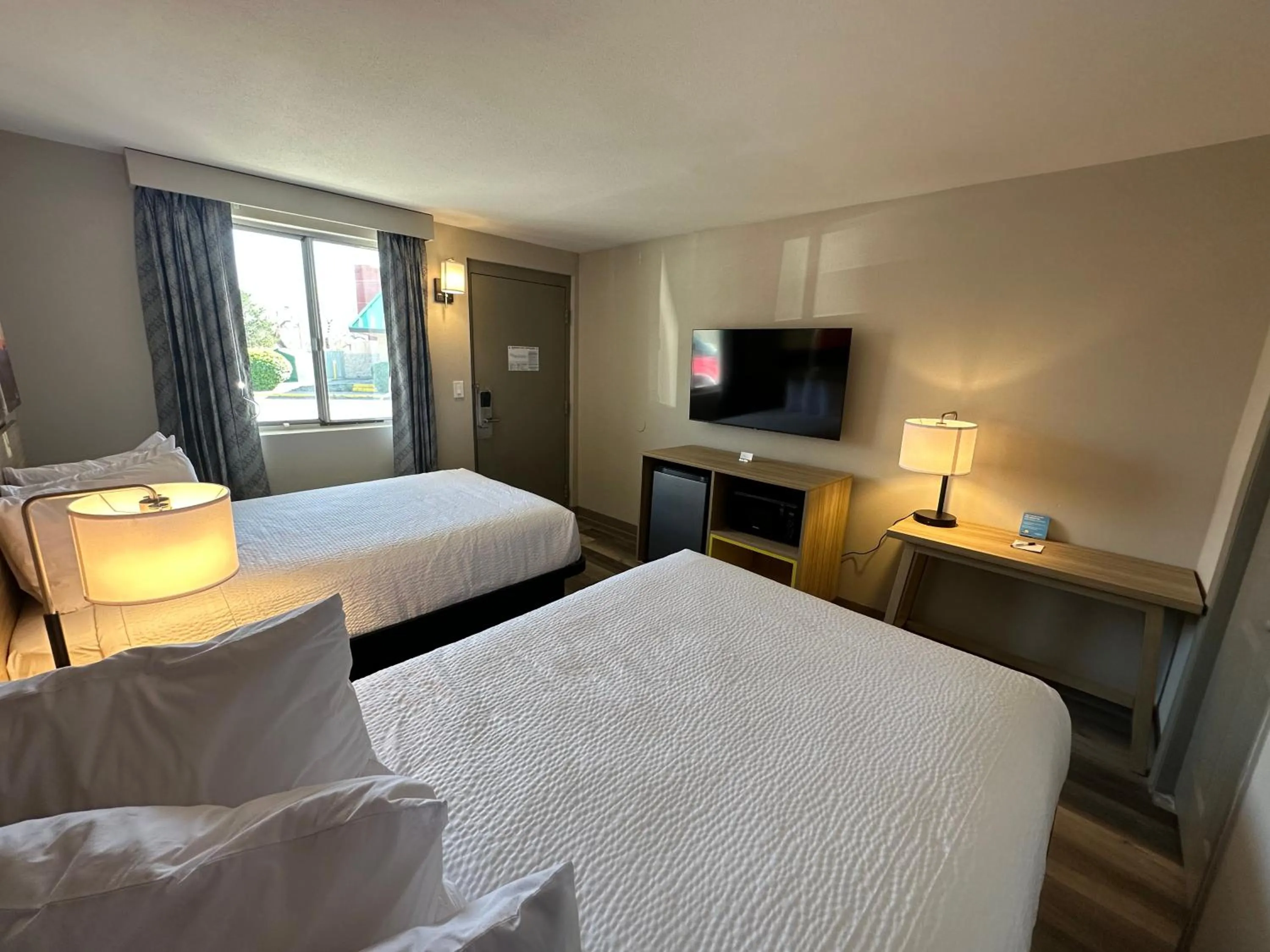 TV and multimedia, Bed in Days Inn by Wyndham Farmington NM