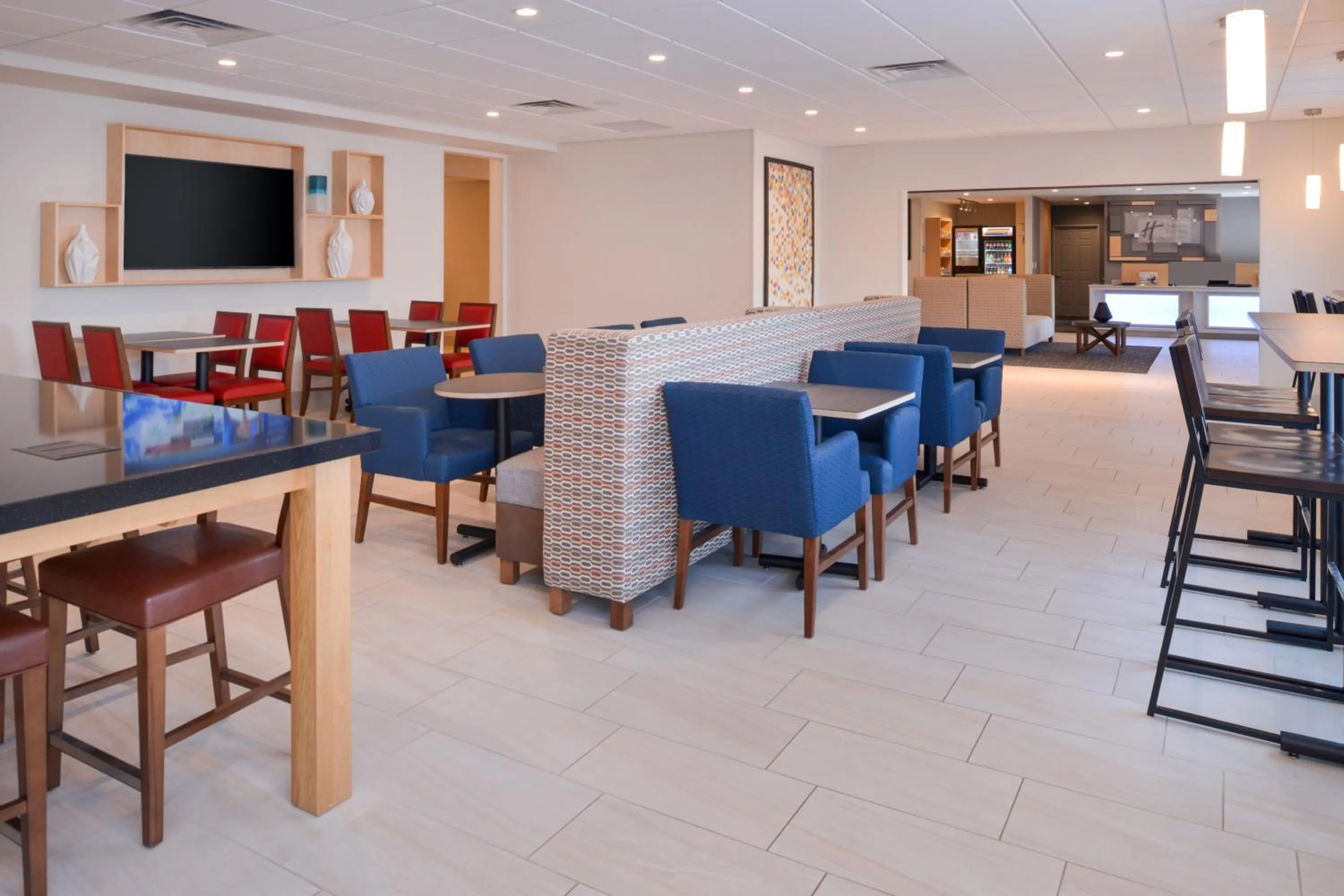 Breakfast in Holiday Inn Express & Suites - Omaha - 120th and Maple by IHG