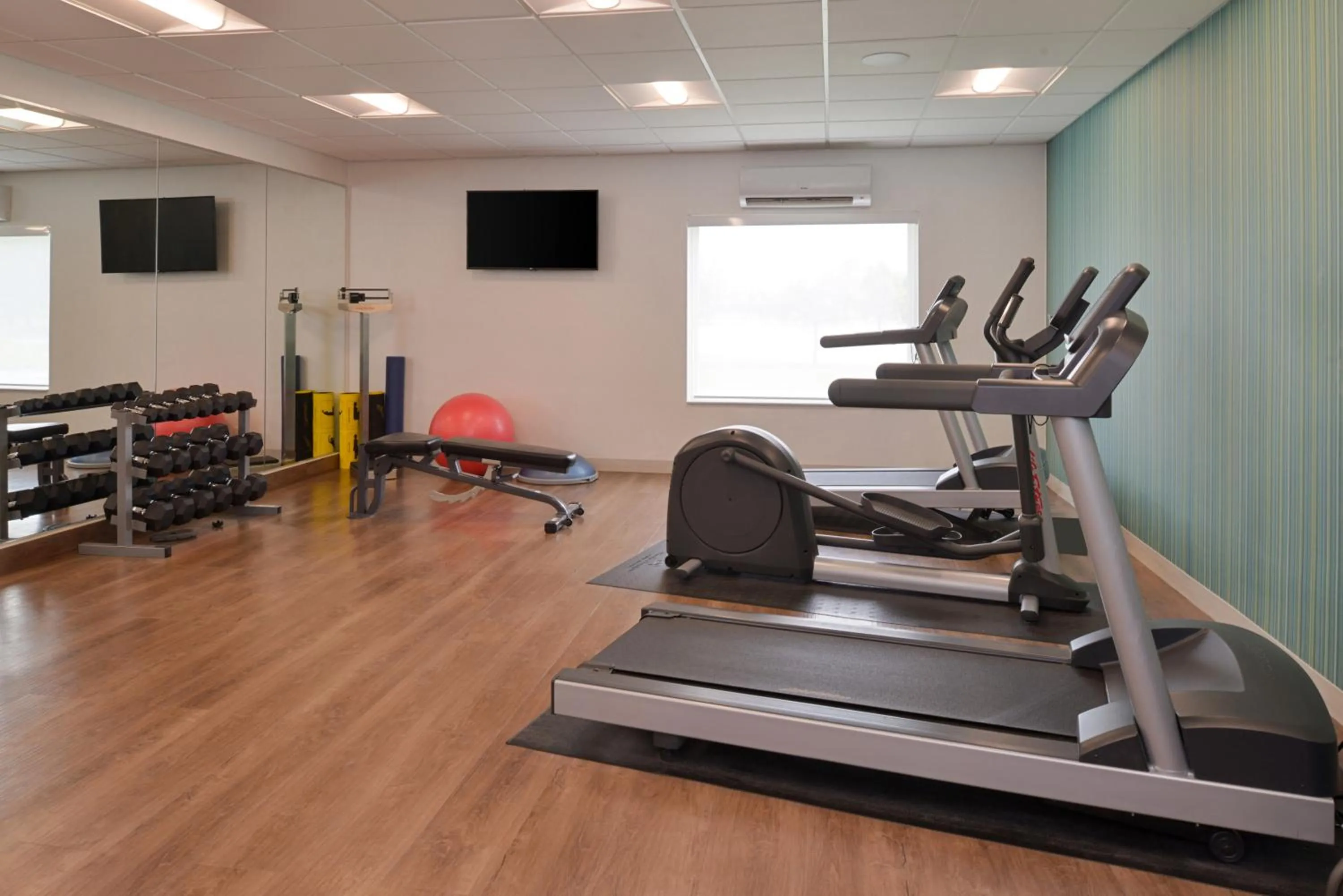 Fitness centre/facilities in Holiday Inn Express & Suites - Omaha - 120th and Maple by IHG