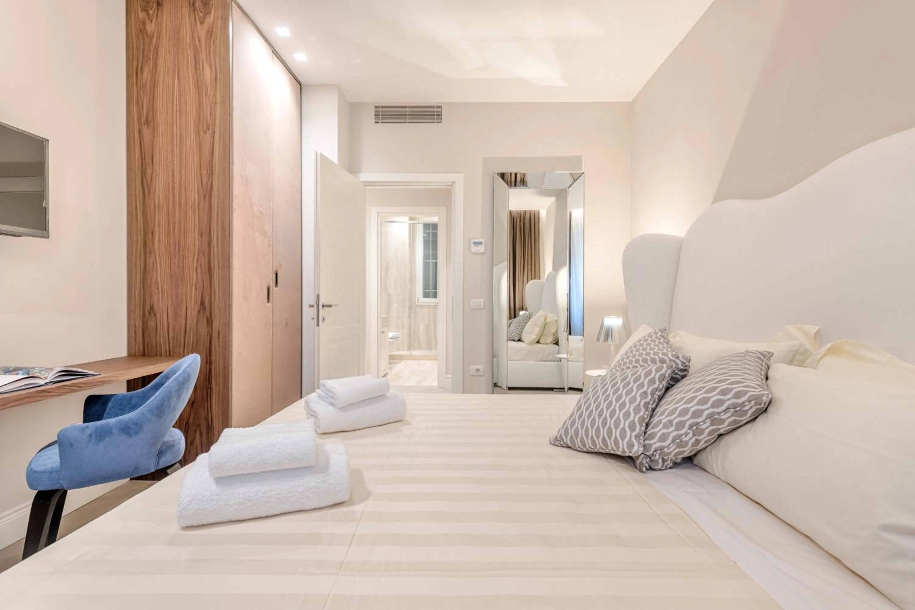 TV and multimedia, Bed in Luxury Blue River by Mmega