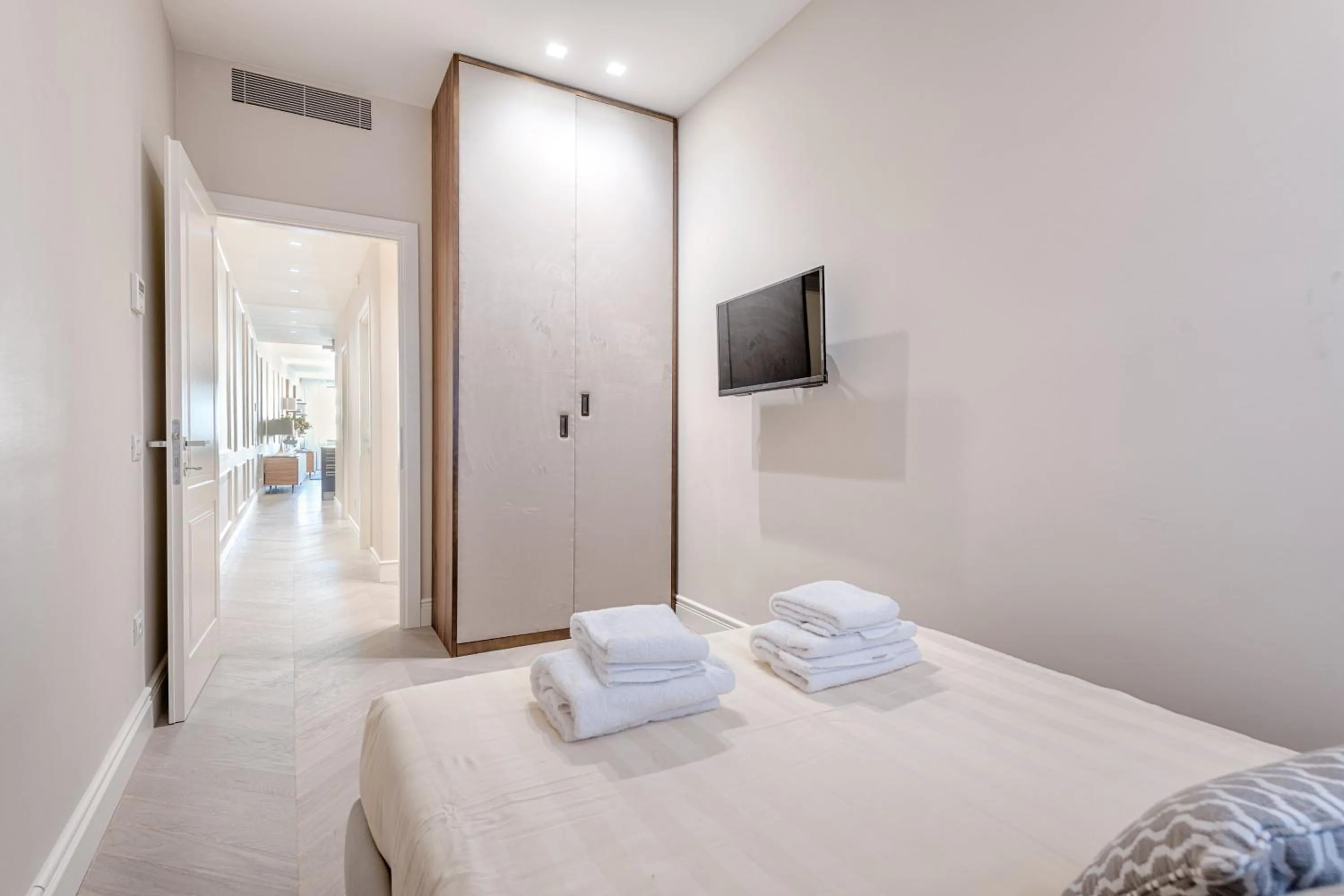 TV and multimedia, Bed in Luxury Blue River by Mmega