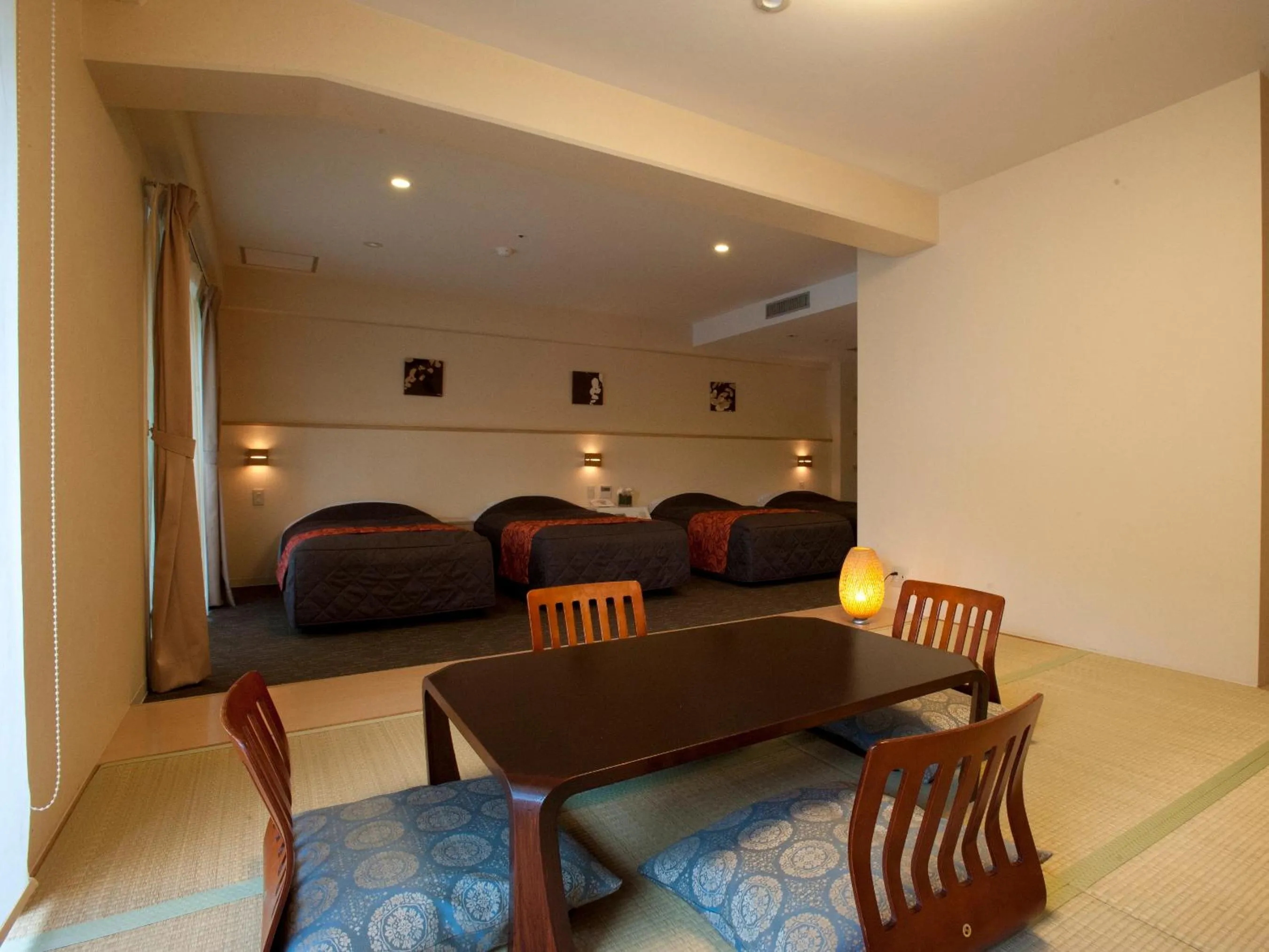 Photo of the whole room in Maple Arima