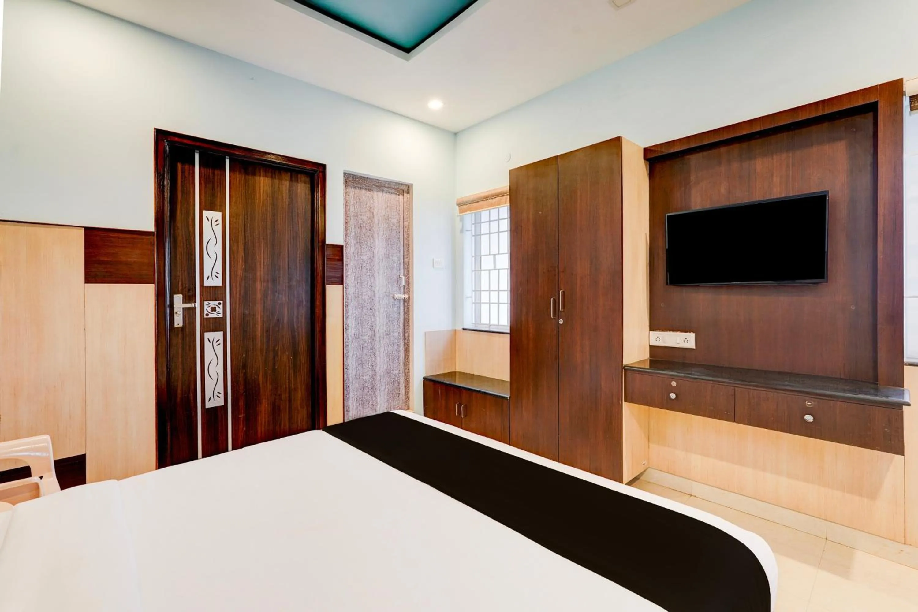 Bedroom, Bed in Super Townhouse Chennai Near Airport Formerly Sai Bala Budget