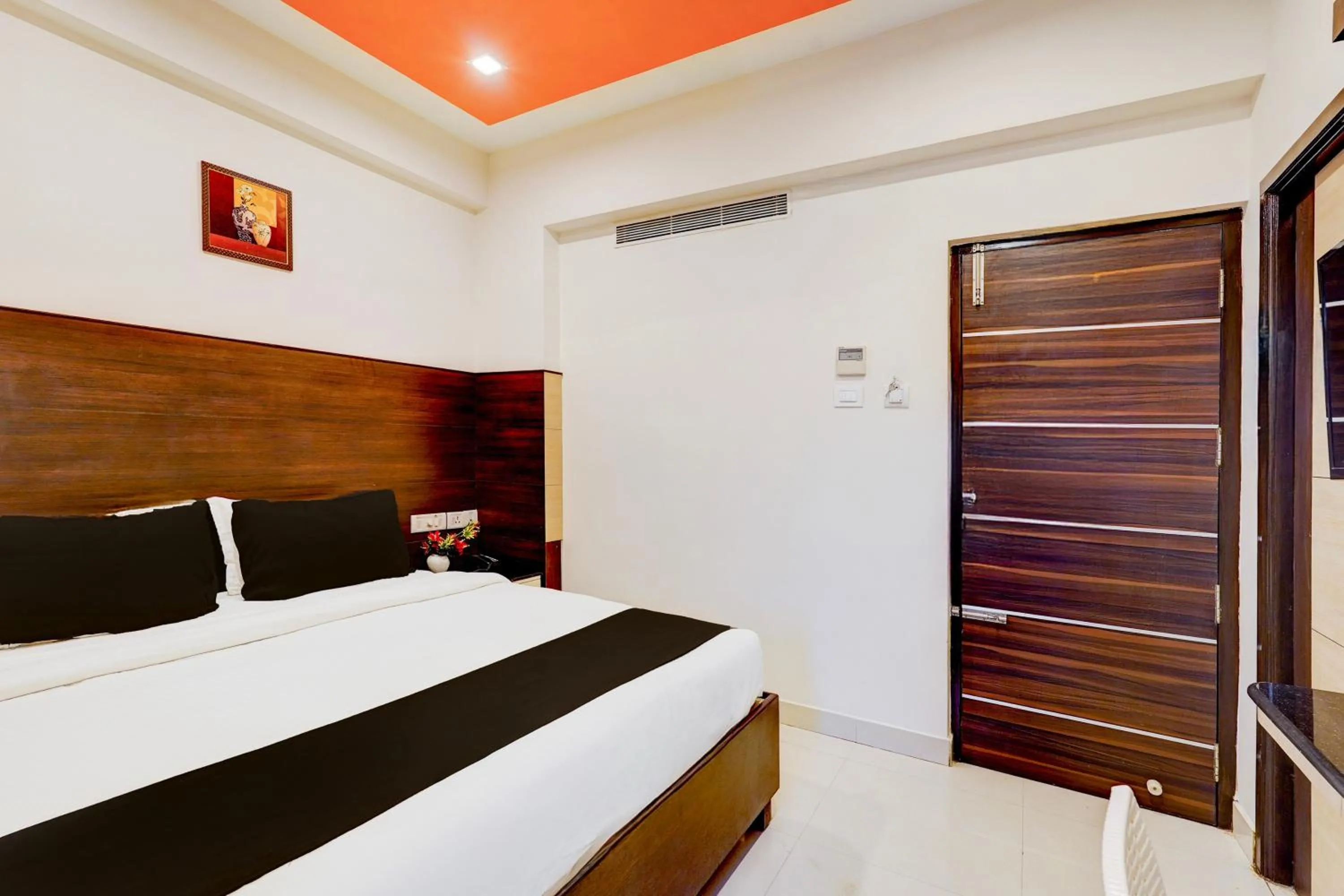 Bedroom, Bed in Super Townhouse Chennai Near Airport Formerly Sai Bala Budget