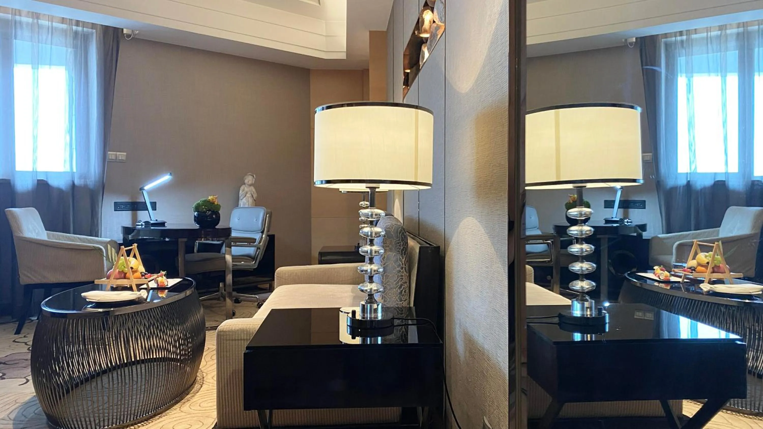 Living room in Crowne Plaza Xi'an by IHG