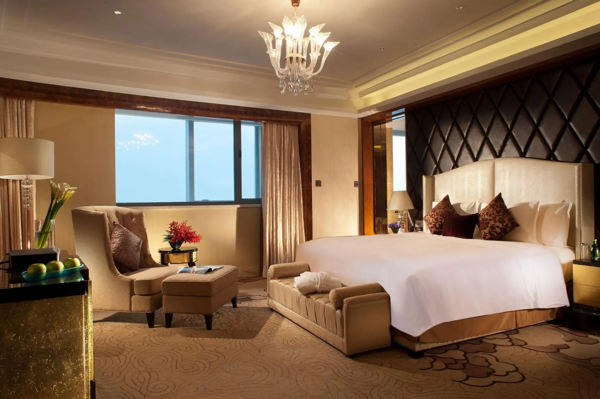 Photo of the whole room, Bed in Crowne Plaza Xi'an by IHG