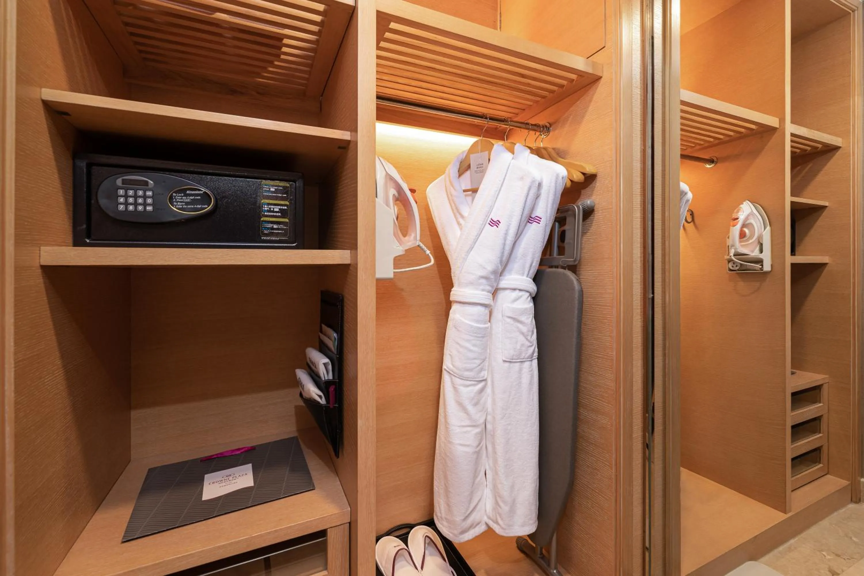 wardrobe in Crowne Plaza Xi'an by IHG