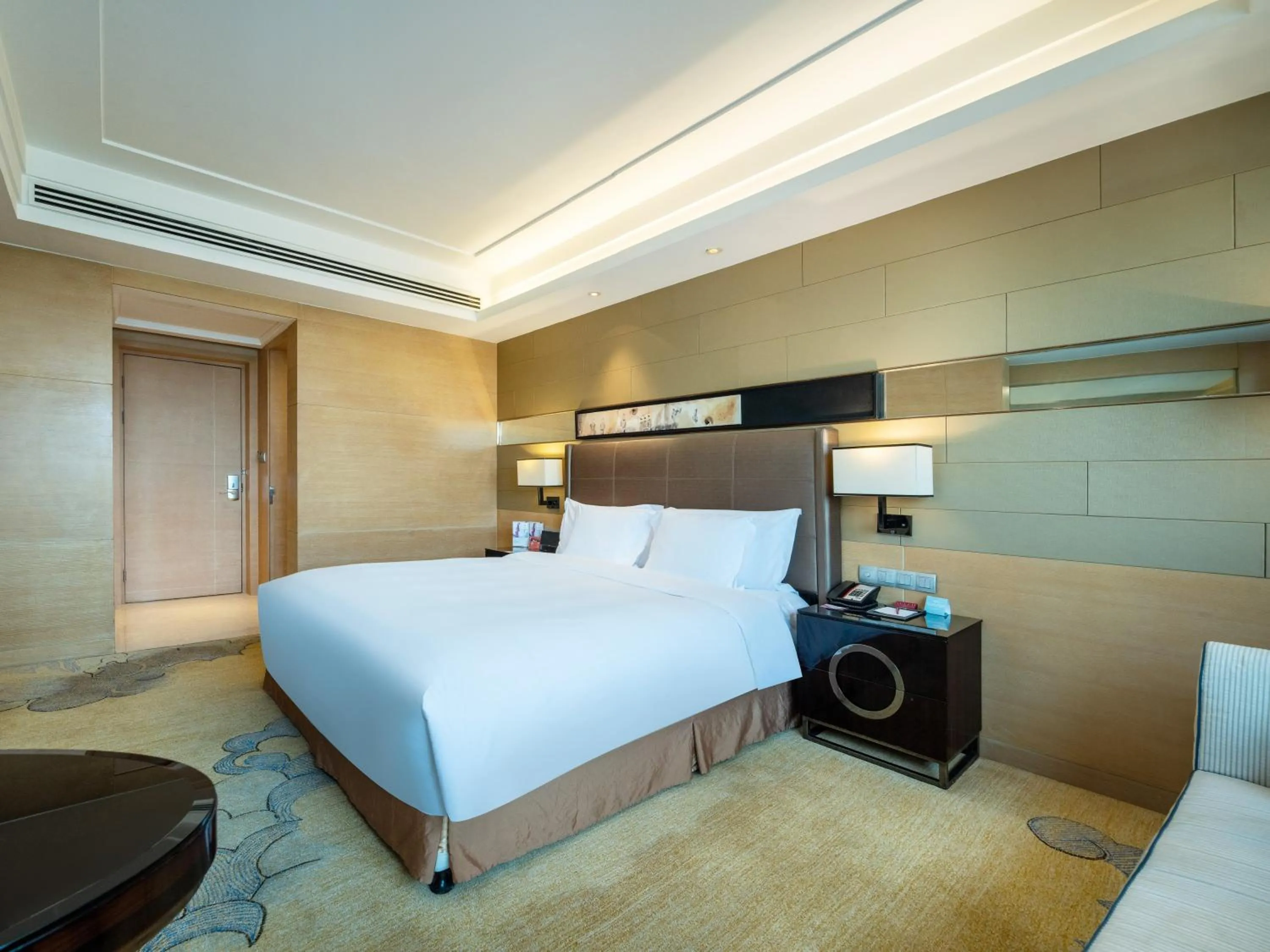 Photo of the whole room, Bed in Crowne Plaza Xi'an by IHG
