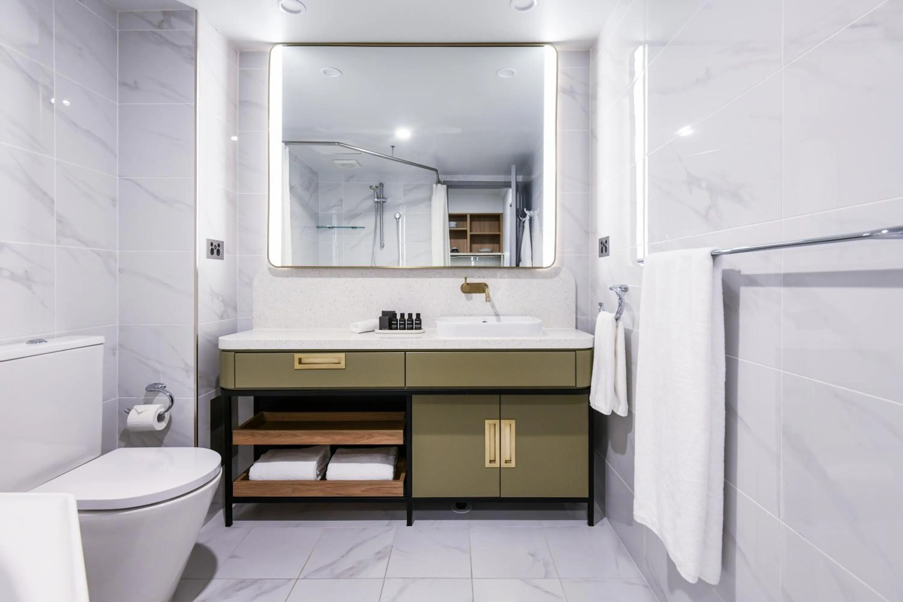 Bathroom in Powerhouse Hotel Tamworth by Rydges