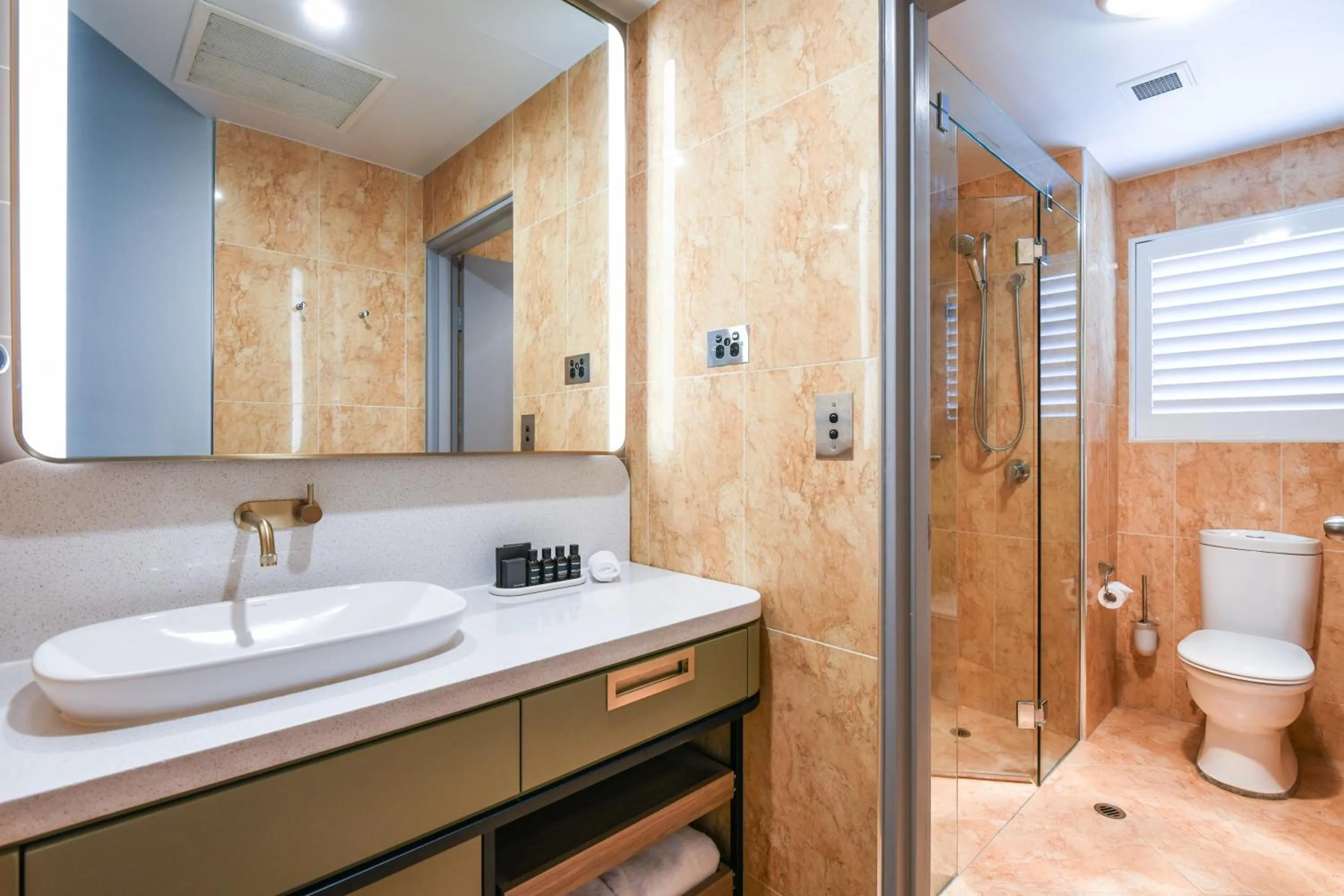 Bathroom in Powerhouse Hotel Tamworth by Rydges