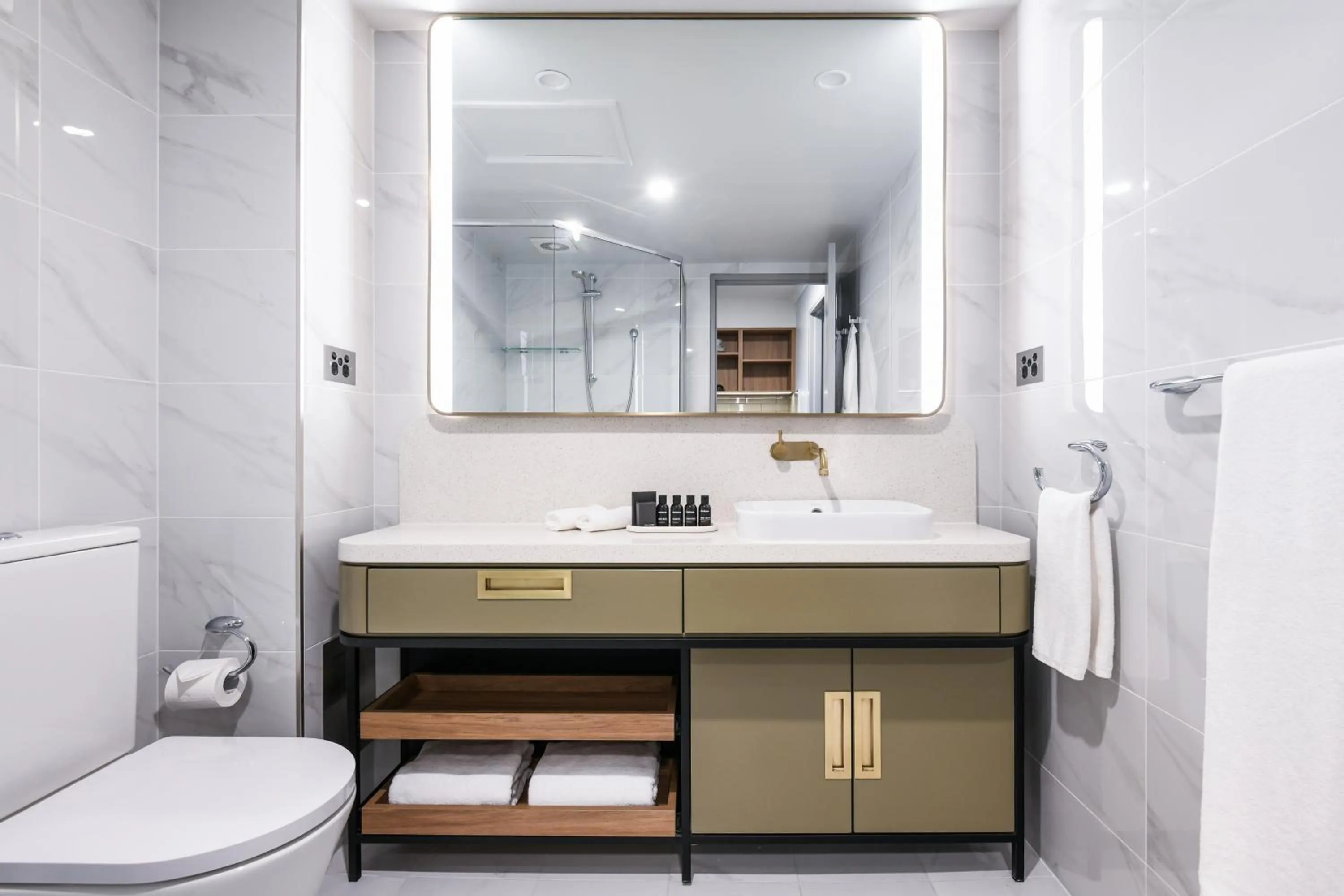 Bathroom in Powerhouse Hotel Tamworth by Rydges