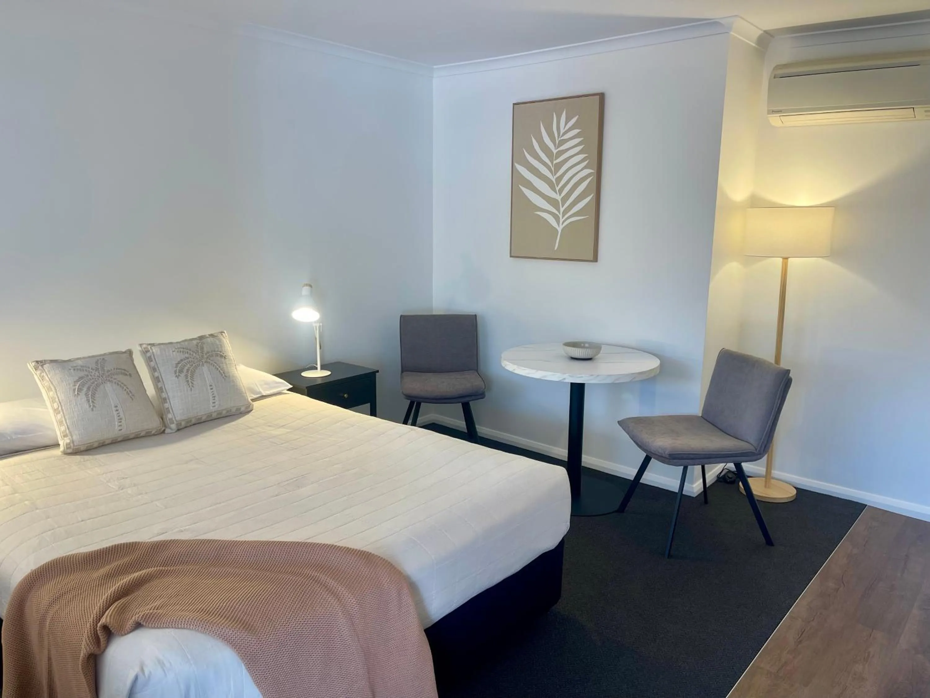 Bed in Estelle Kramer Motel