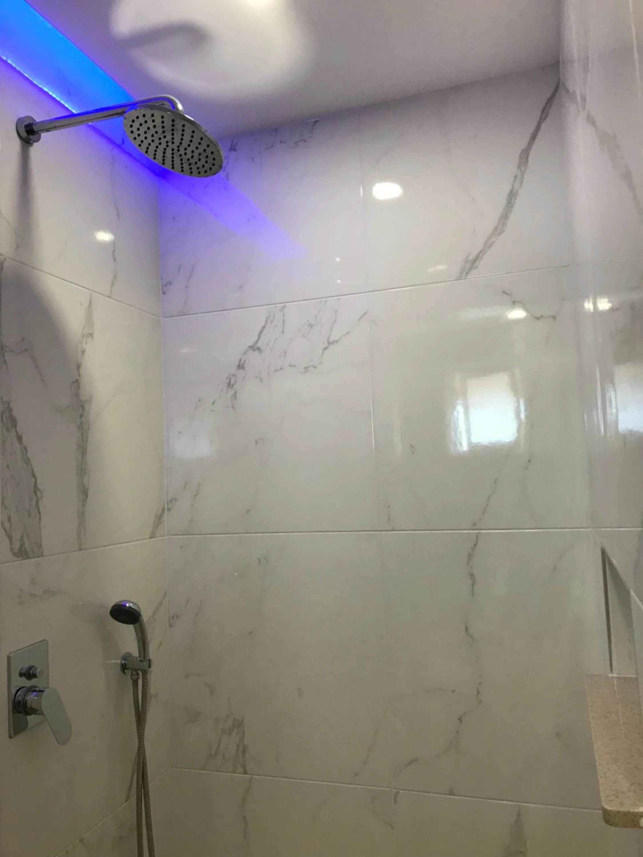 Shower in Village Inn Studios & Family Apartments