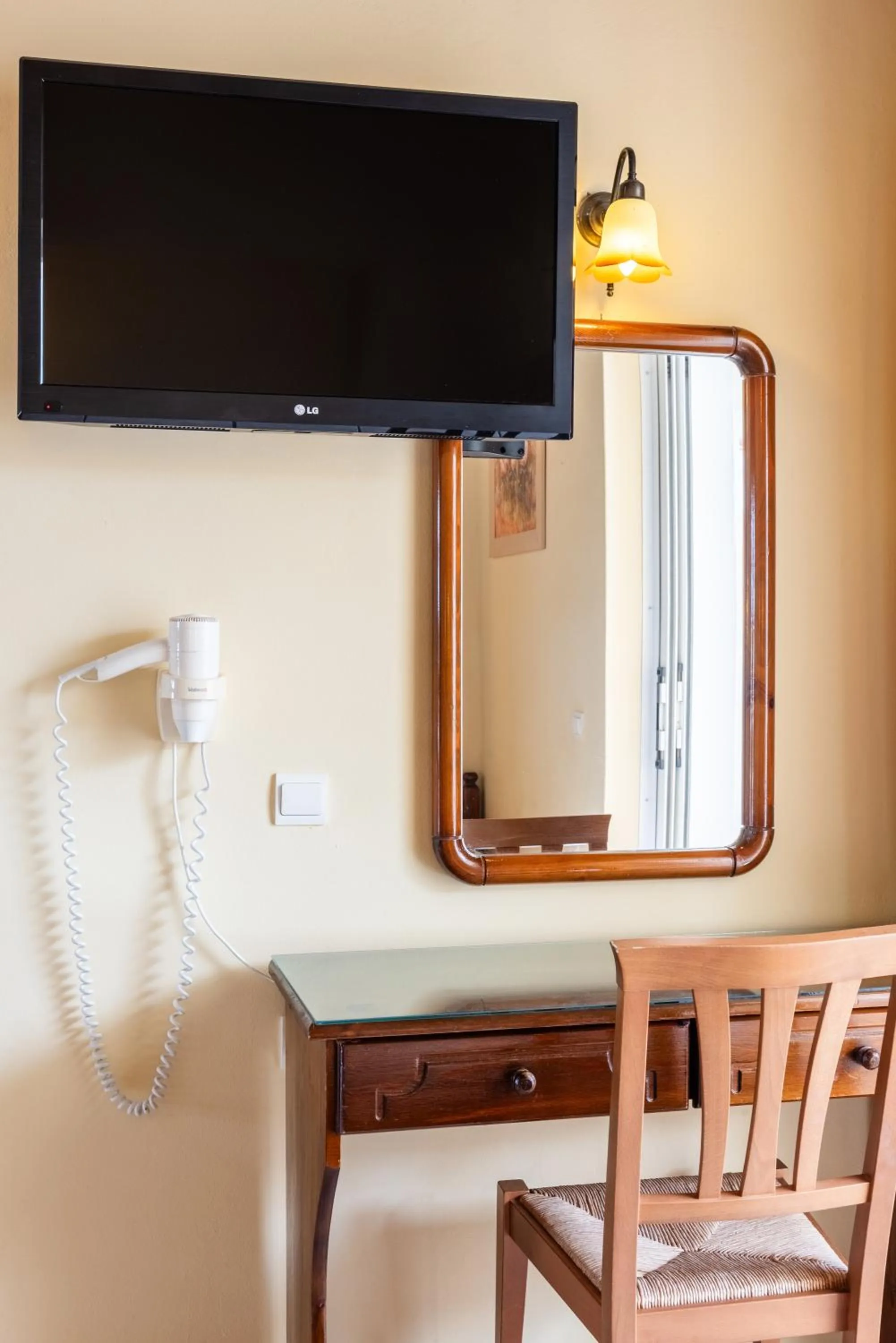 TV and multimedia in Village Inn Studios & Family Apartments