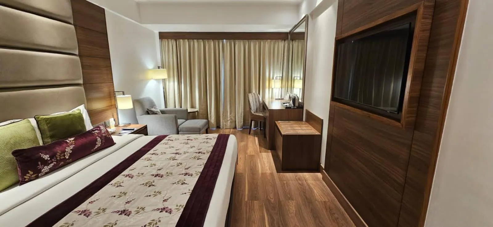 Photo of the whole room, Bed in Jaypee Siddharth