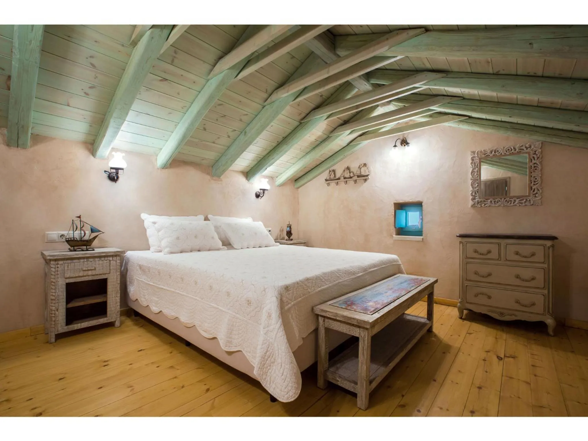 Photo of the whole room, Bed in Pandora