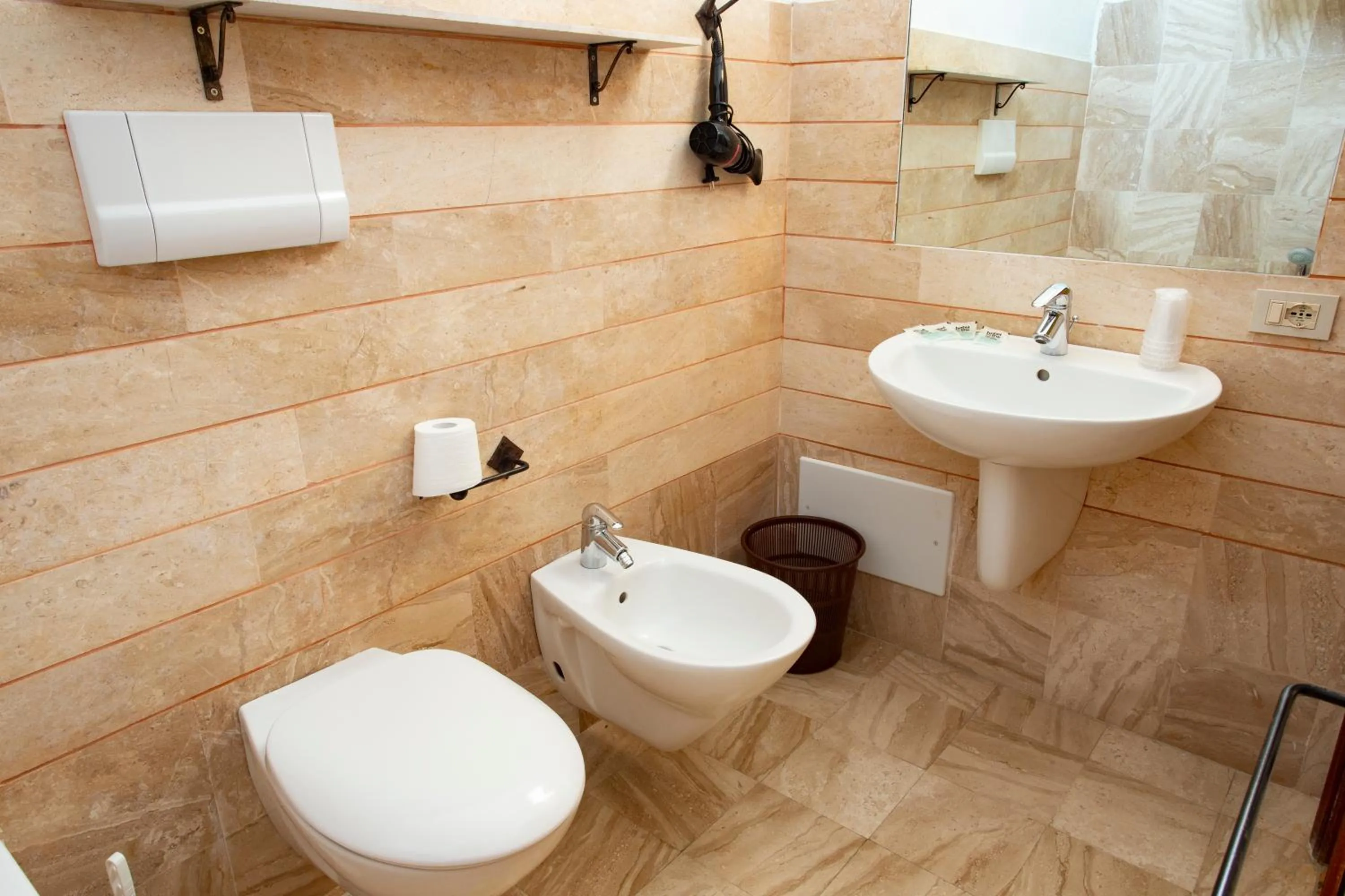 Shower, Bathroom in Hotel Al Faro