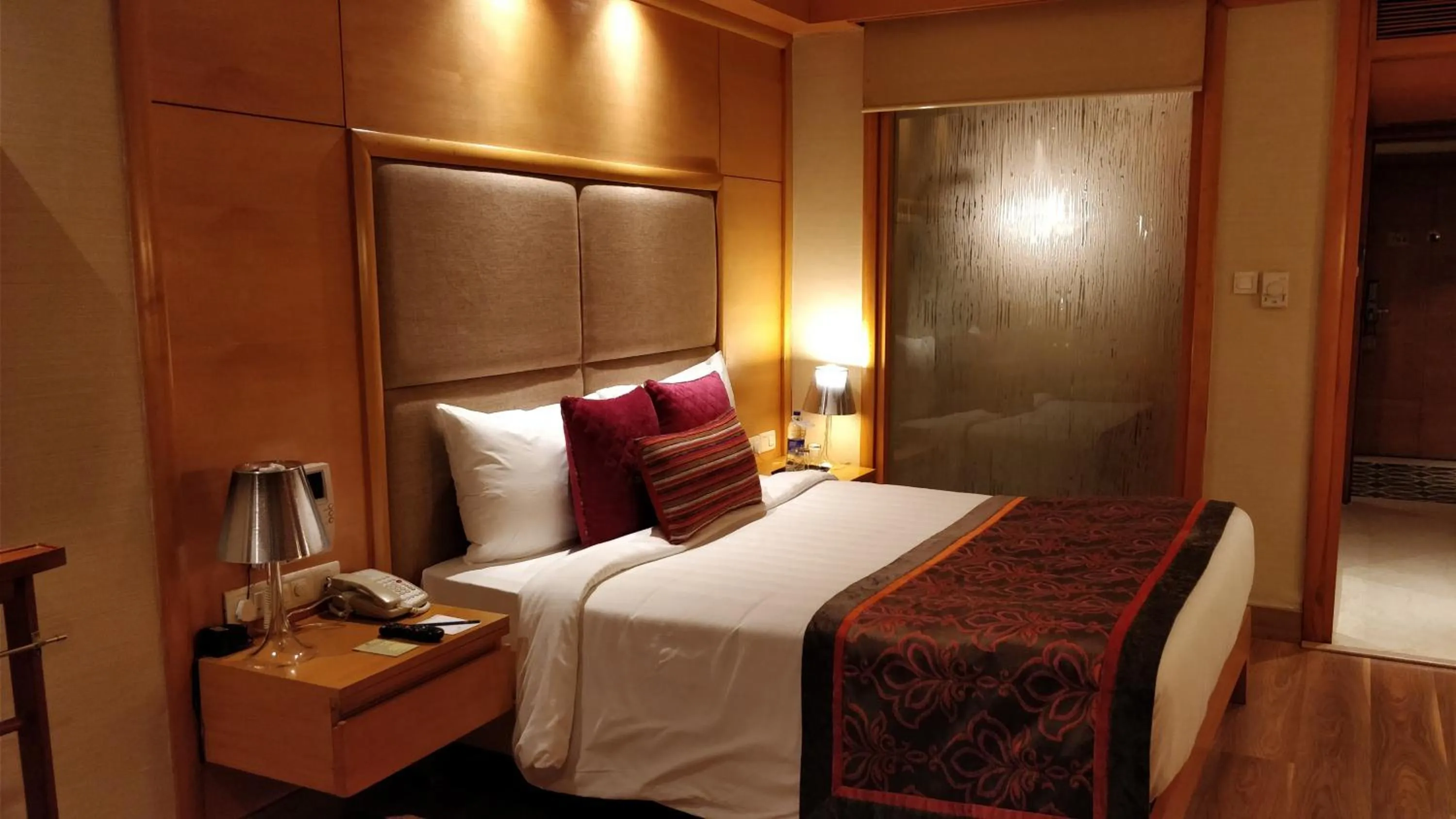 Bedroom, Bed in Jaypee Vasant Continental