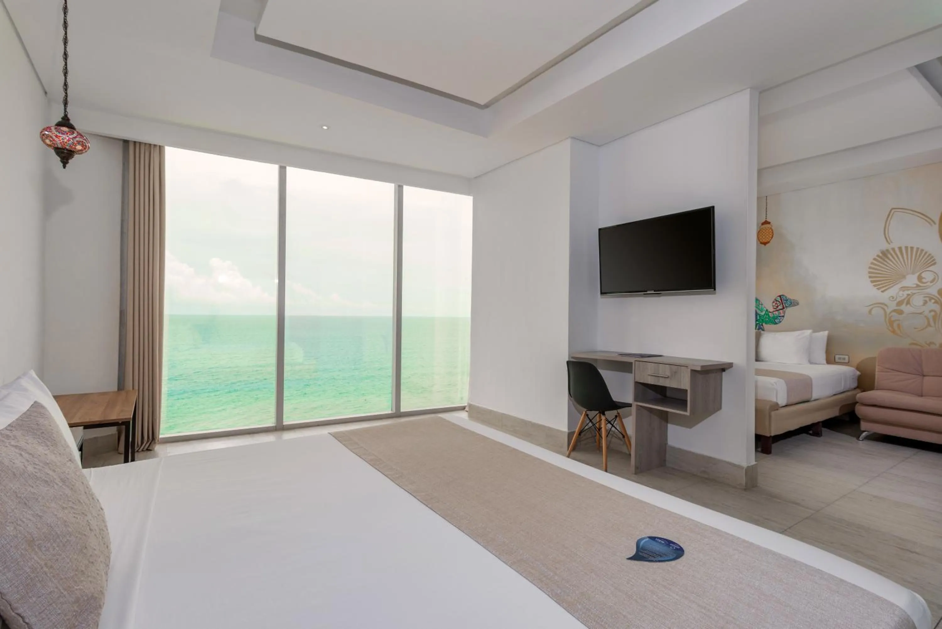 Communal lounge/ TV room, Bed in Hotel Cartagena Dubai