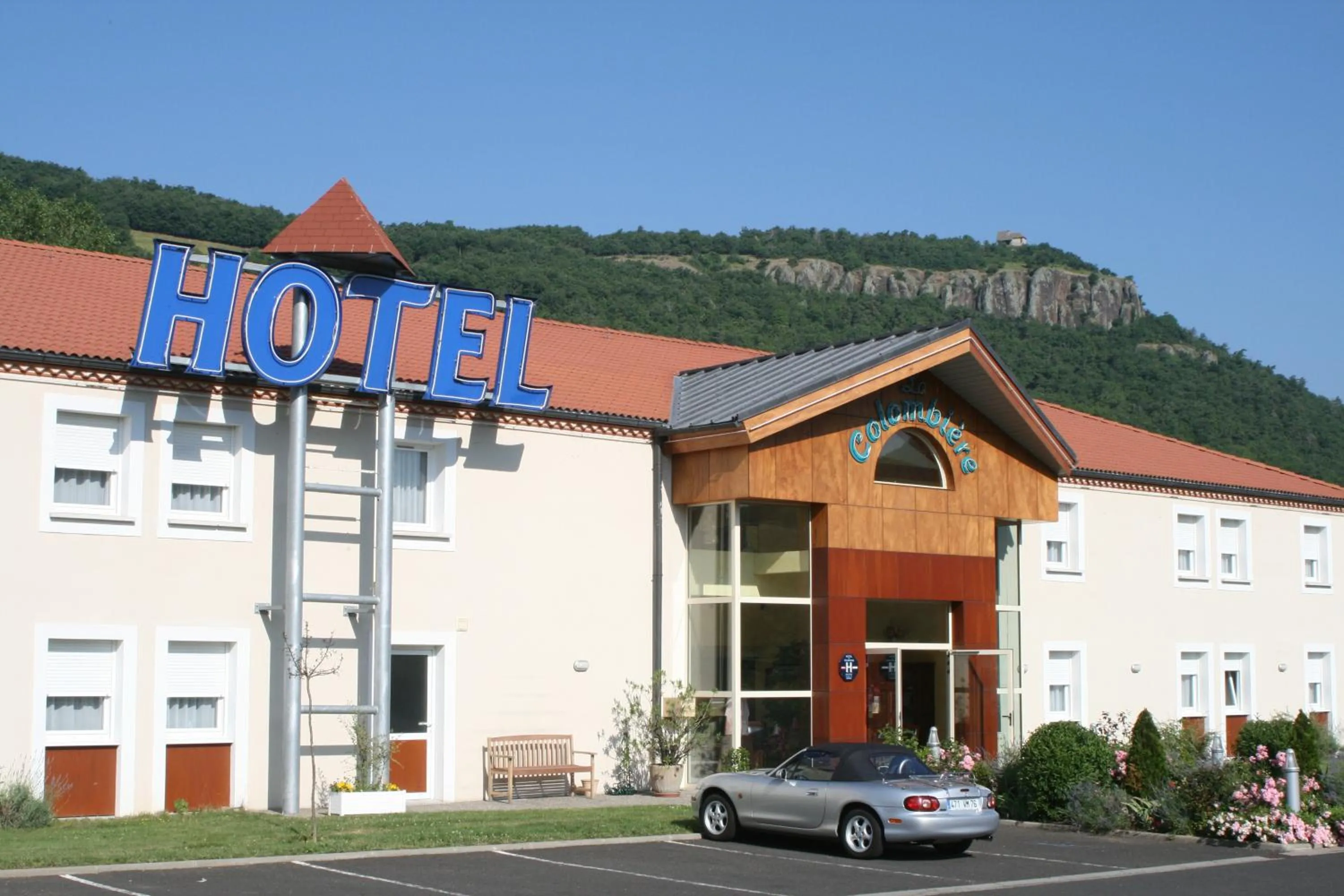 Facade/entrance in Hôtel La Colombiere Cantal