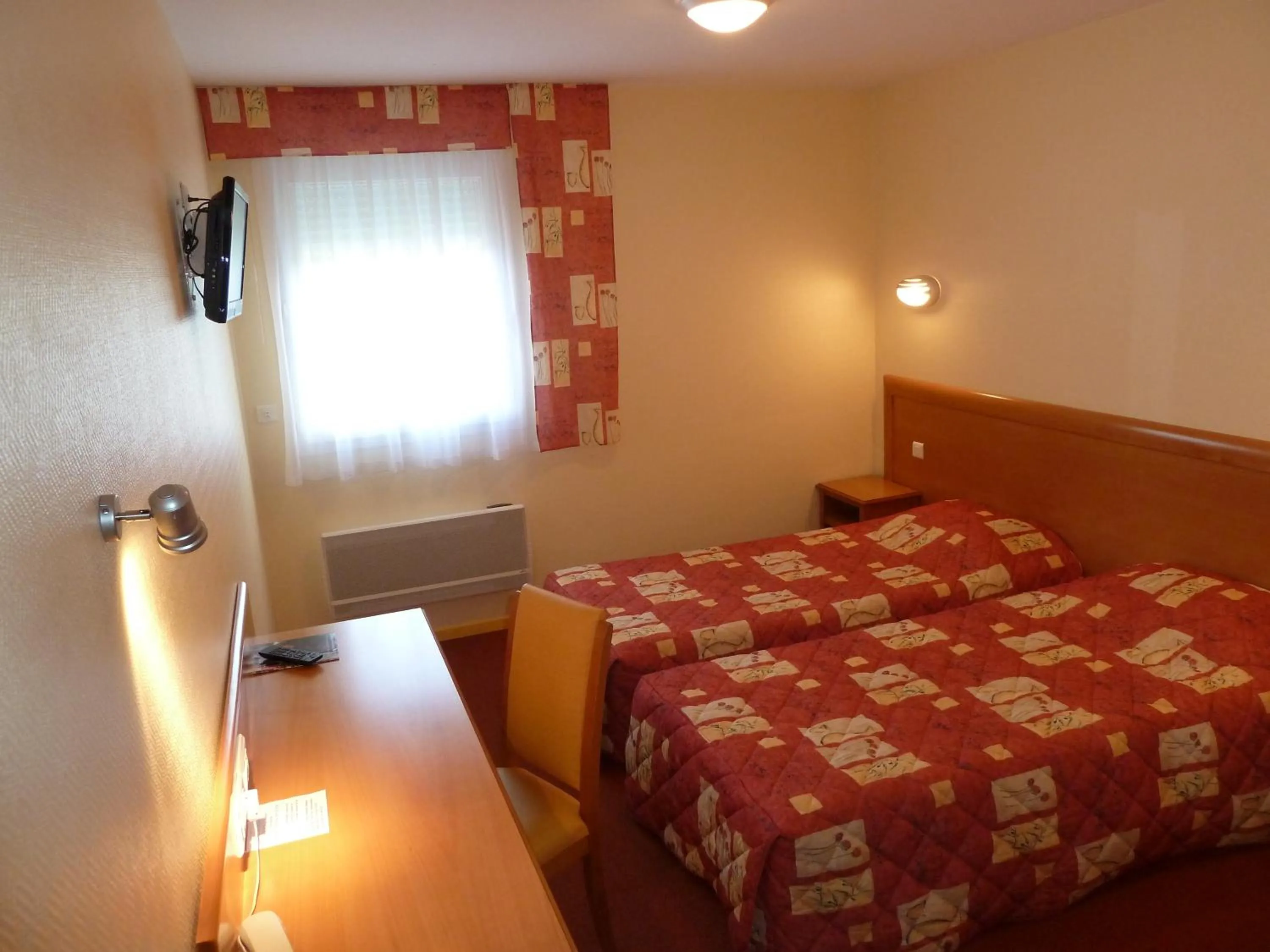 Photo of the whole room, Bed in Hôtel La Colombiere Cantal