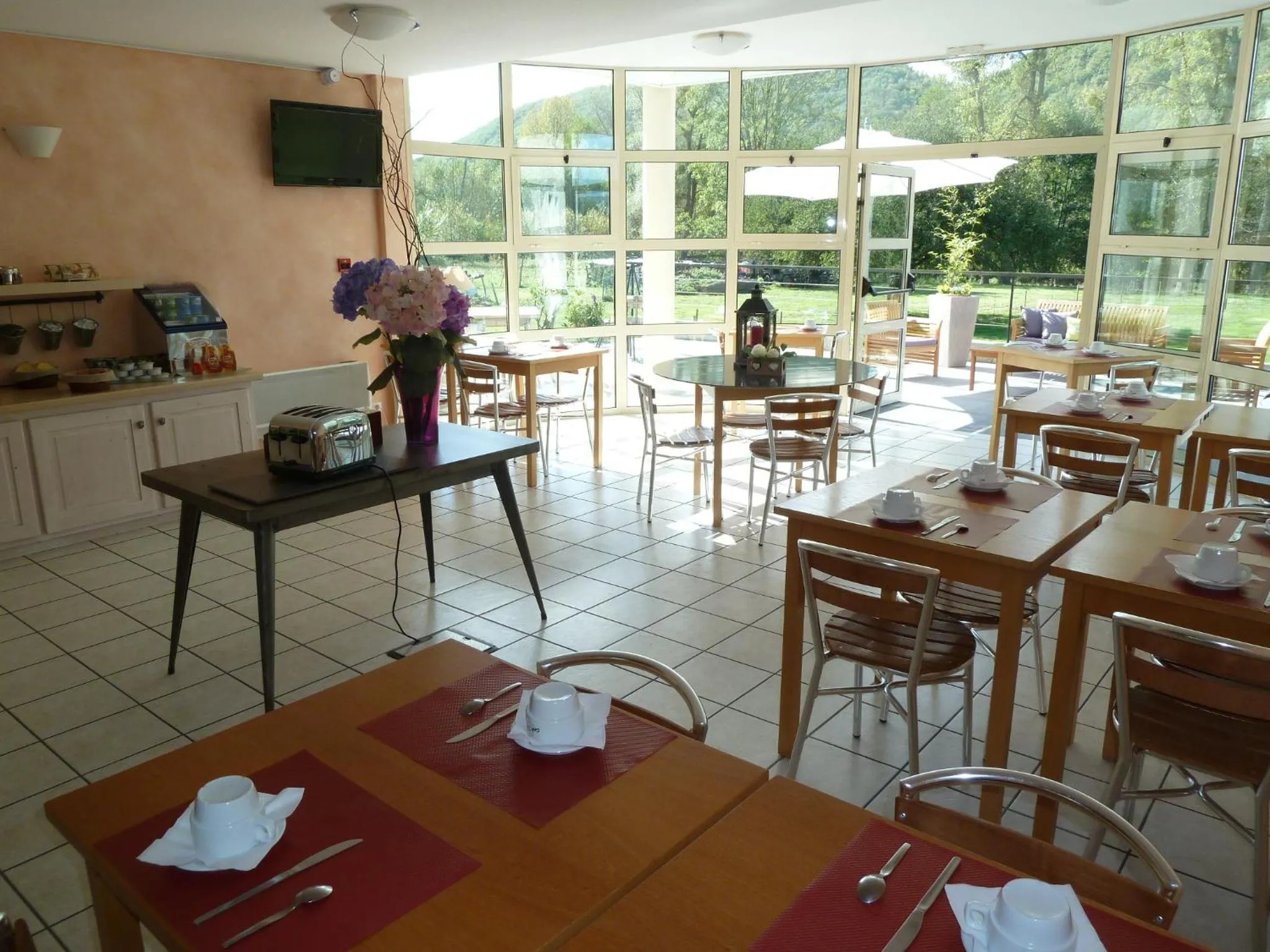 Restaurant/places to eat in Hôtel La Colombiere Cantal