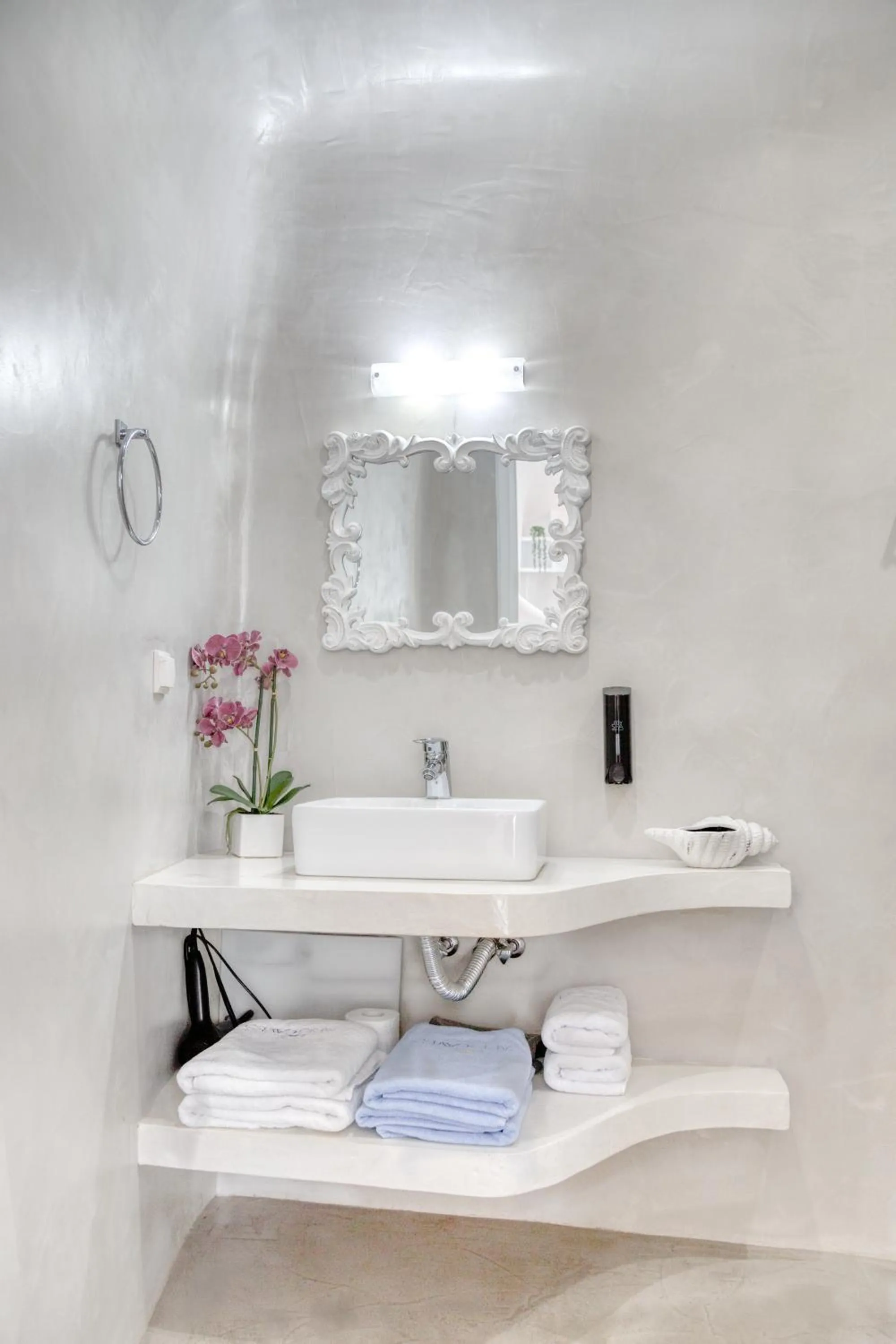 Bathroom in Aris Caves