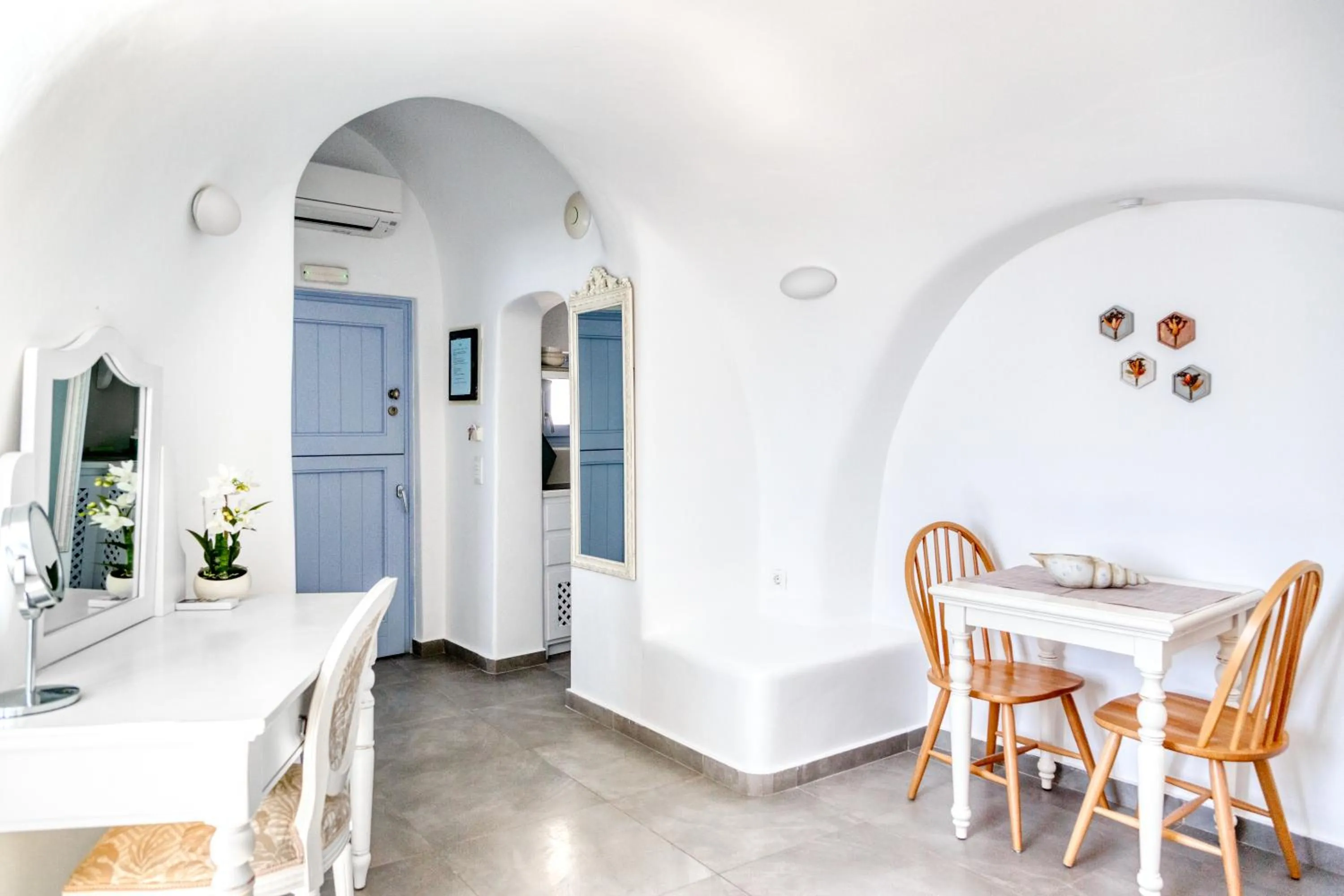Seating area in Aris Caves