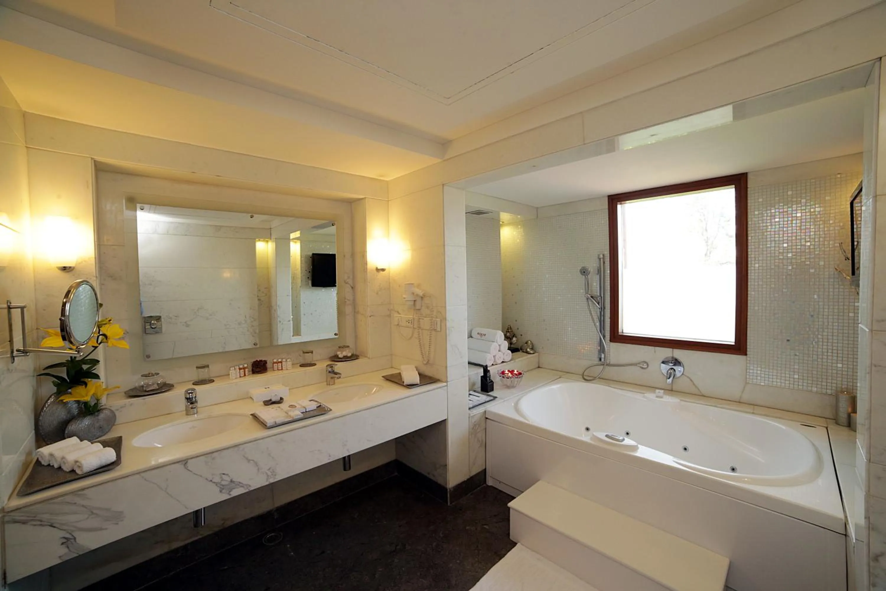 Bathroom, Bed in Jaypee Palace Hotel