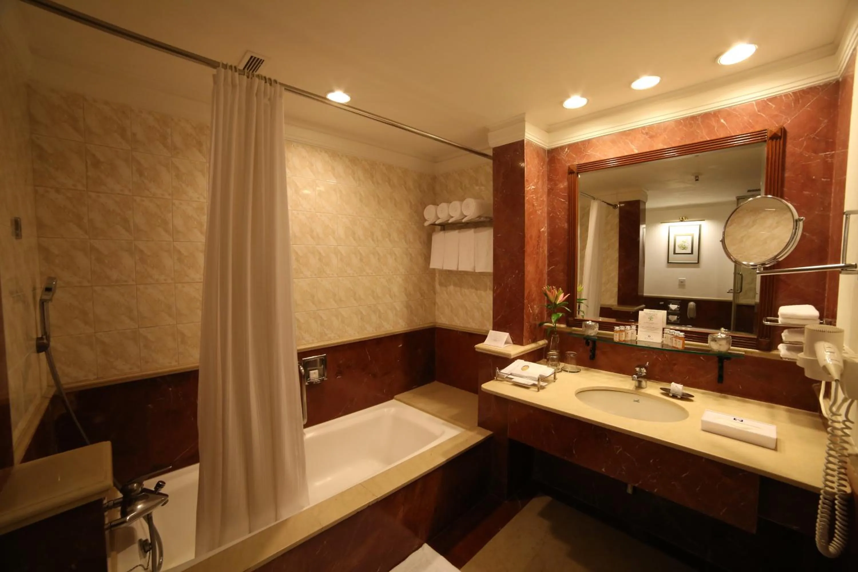 Bathroom, Bed in Jaypee Palace Hotel