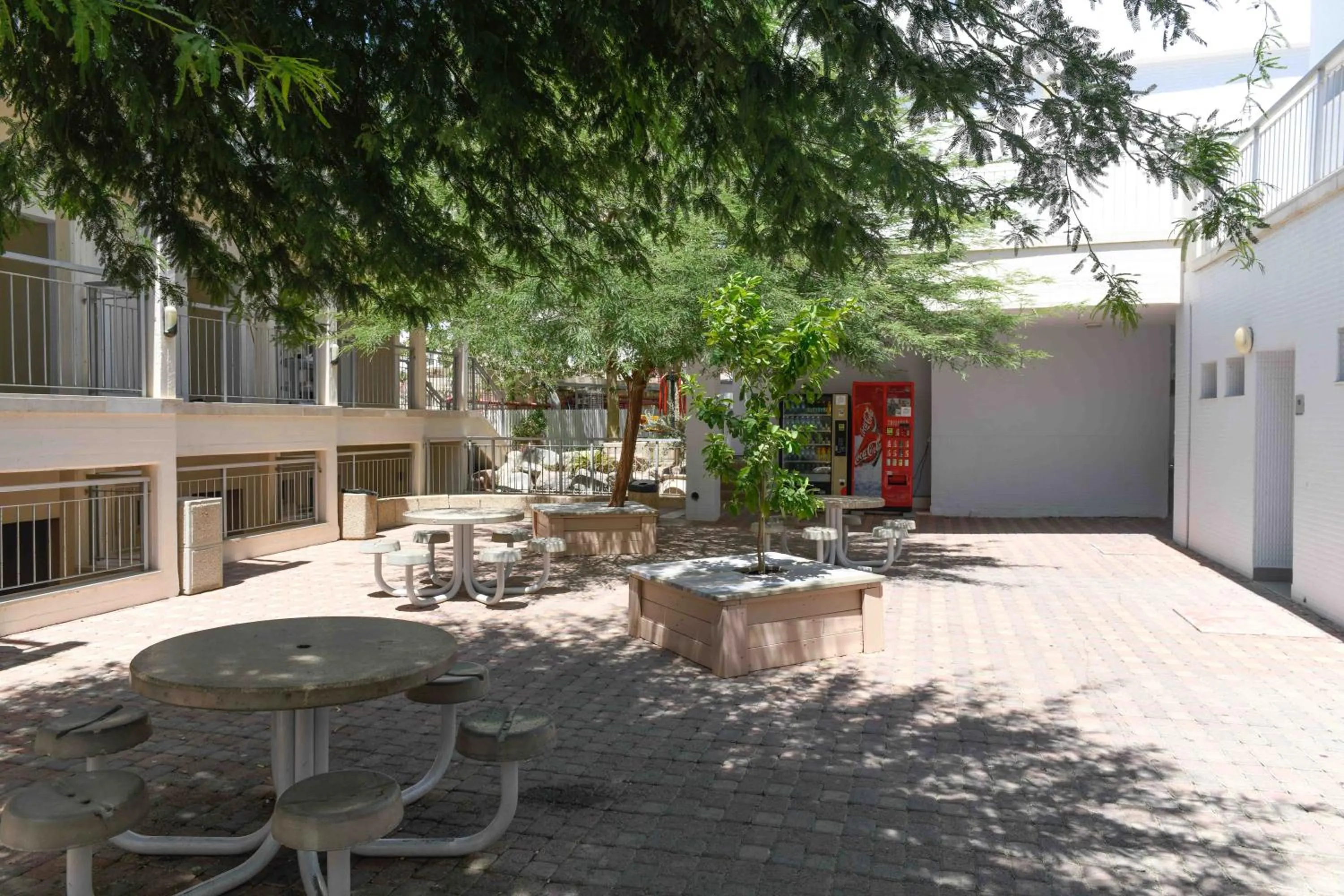 Patio in HI - Eilat Hostel